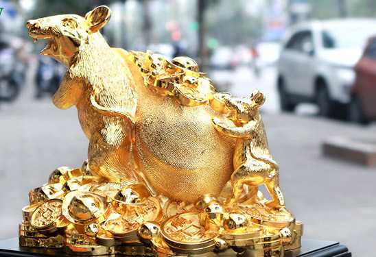 Chuột mạ vàng là sản phẩm quà tặng hút khách dịp Tết Nguyên đán năm nay. Ảnh minh họa