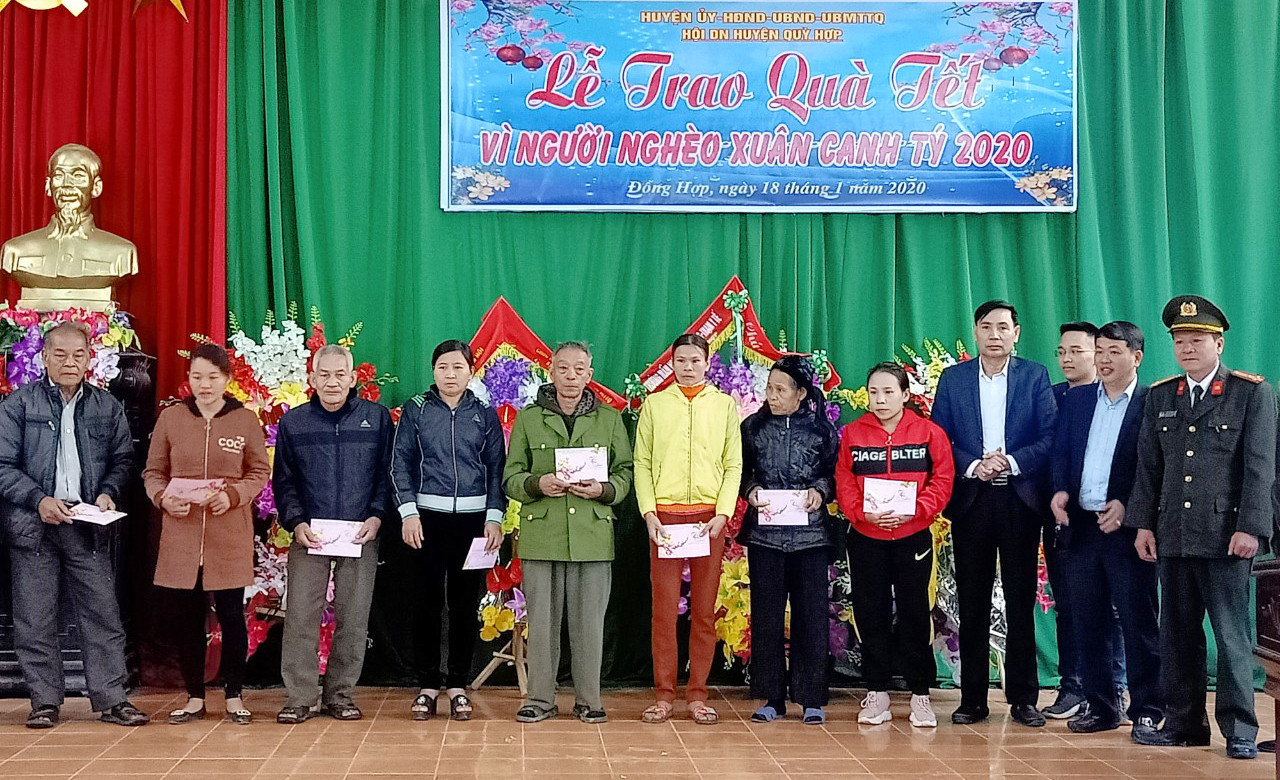 Đồng chí Nguyễn Đình Túng trao quà tết cho hộ nghèo xã Đồng Hợp.