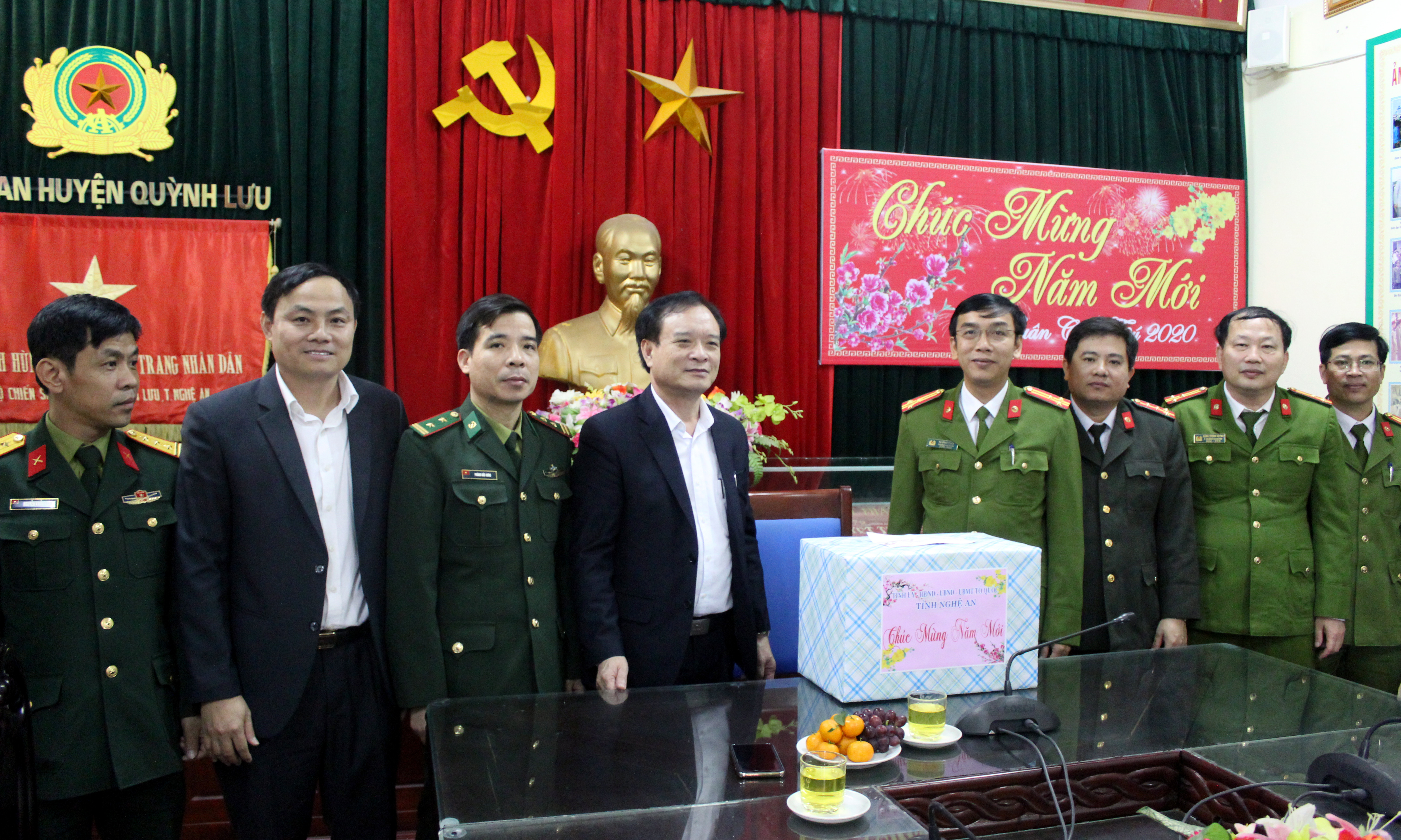 Thăm tặng quà, chúc tết Công an huyện Quỳnh Lưu