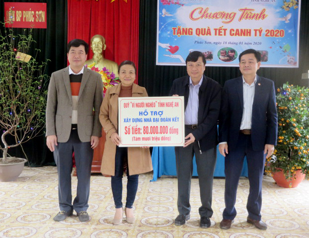 Trao tặng hỗ trợ xây dựng 2 nhà Đại đoàn kết cho các gia đình có hoàn cảnh đặc biệt khó khăn trên địa bàn huyện Anh Sơn.