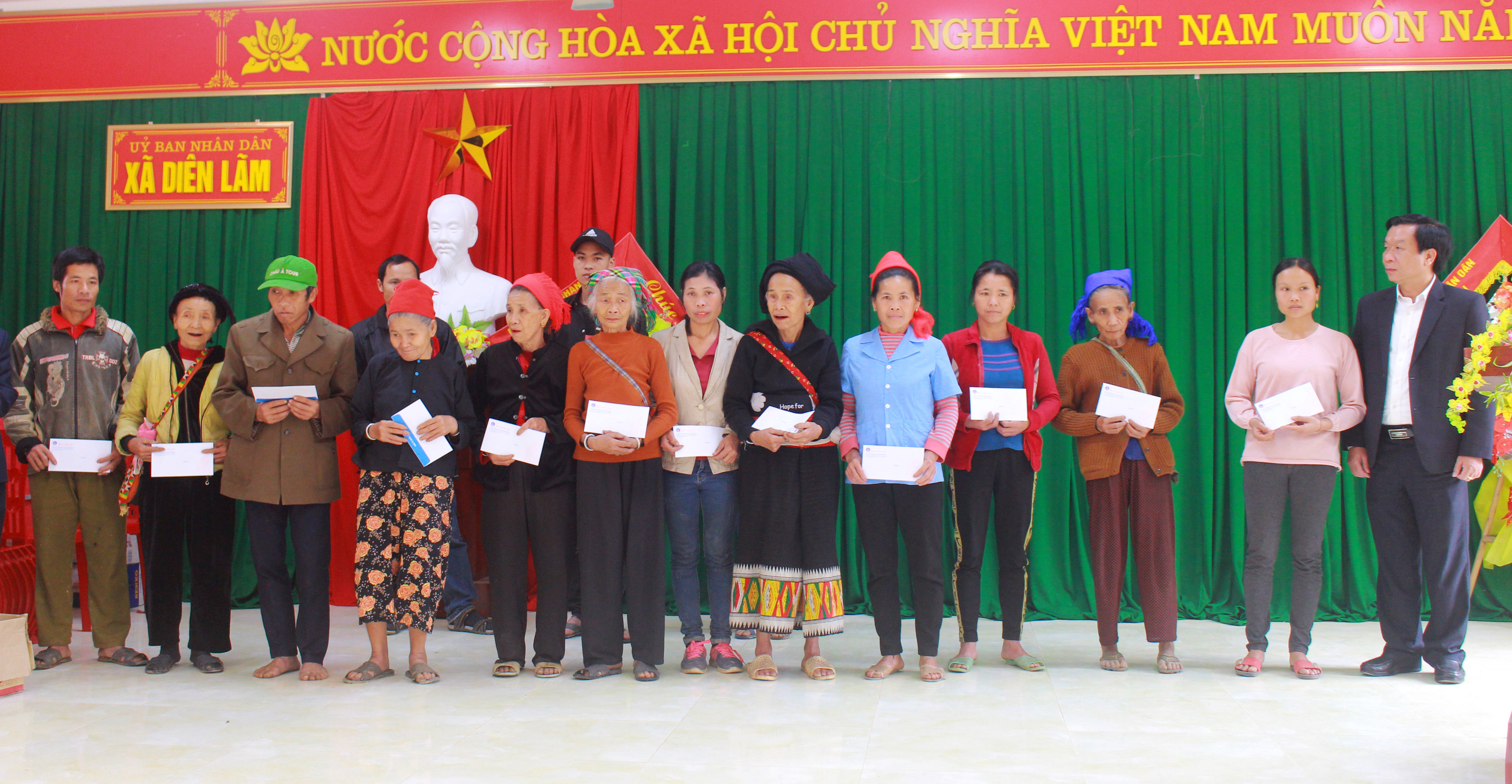 Ông Lê Đức Cường –UVBTV, Trưởng Ban nội chính Tỉnh ủy Nghệ An trao tặng 30 suất quà cho các hộ gia đình khó khăn của xã Diên Lãm.