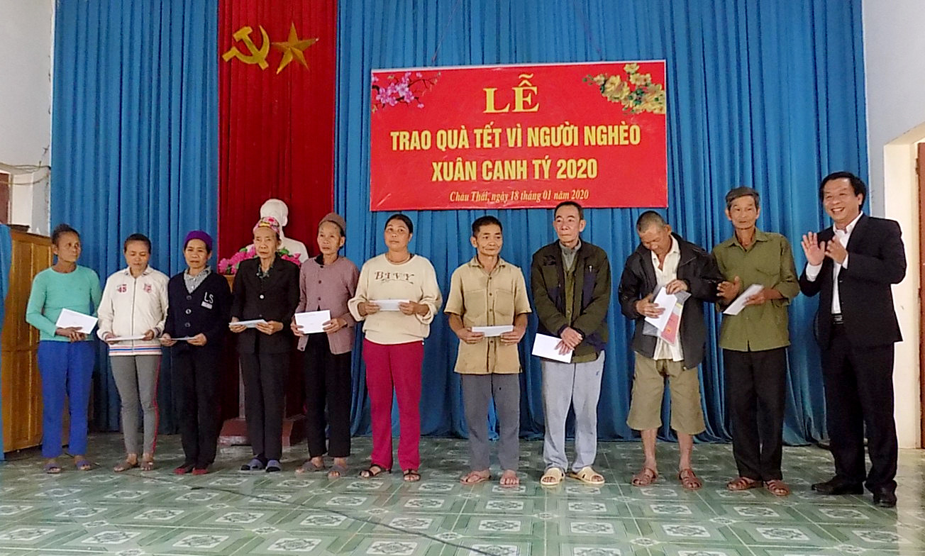 Đồng chí Lê Đức Cường tặng 50 suất quà cho hộ nghèo xã Châu Thái Quỳ Hợp