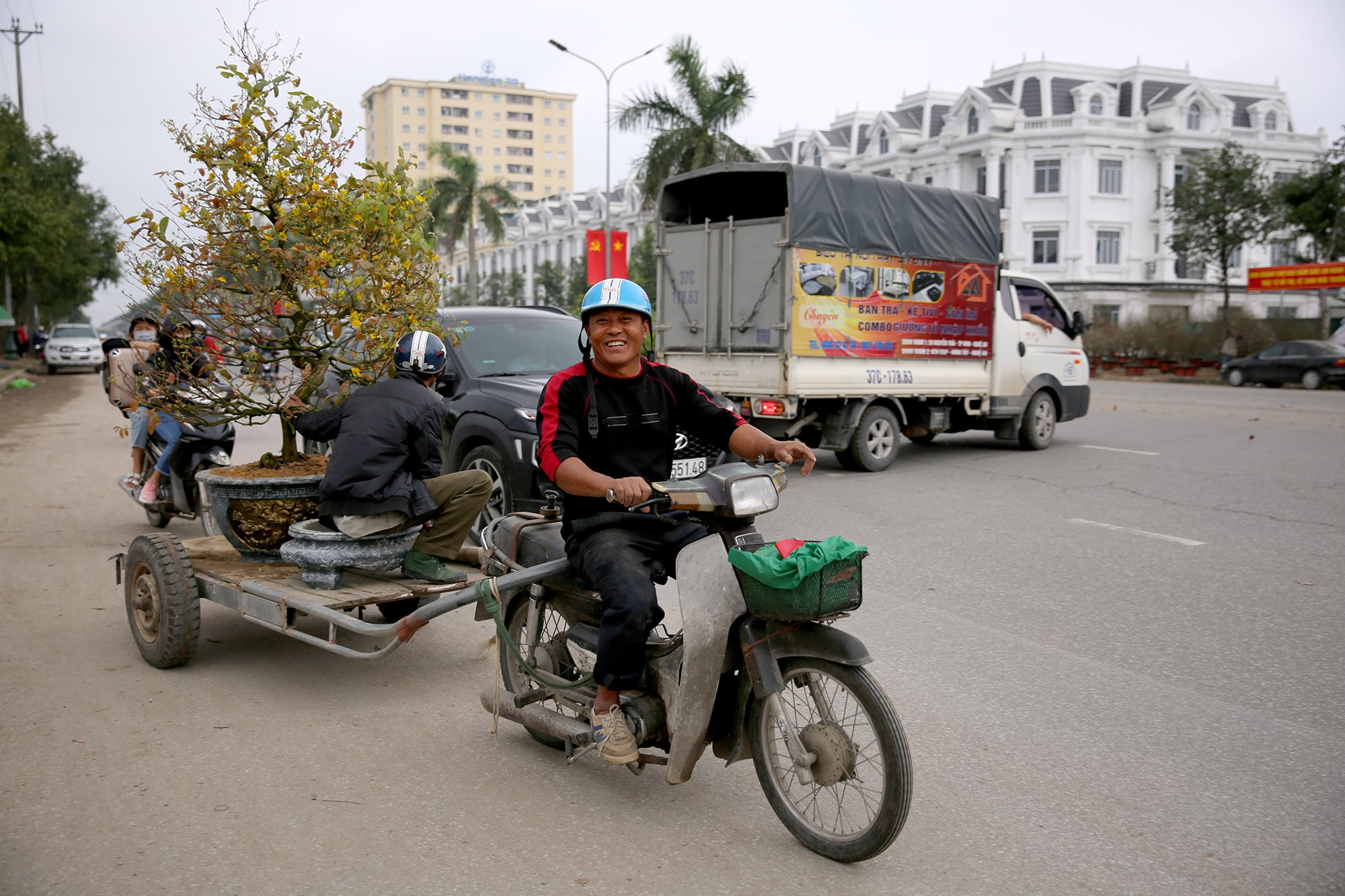 Một chuyến như thế này trong bán kính 5km đem lại cho người làm dịch vụ vận chuyển khoảng 150.000 ngàn đồng. Ảnh: Đức Anh