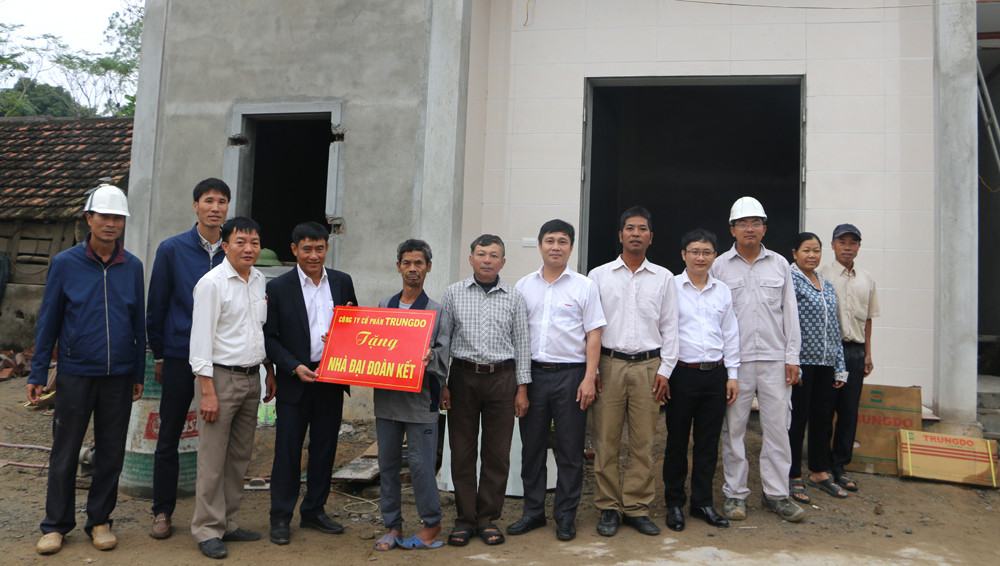 Trao quà hỗ trợ xây dựng Nhà Đại đoàn kết cho ông Trần Văn Quang ở xóm 1, xã Nghi Văn, Nghi Lộc. Ảnh: Nguyễn Hải