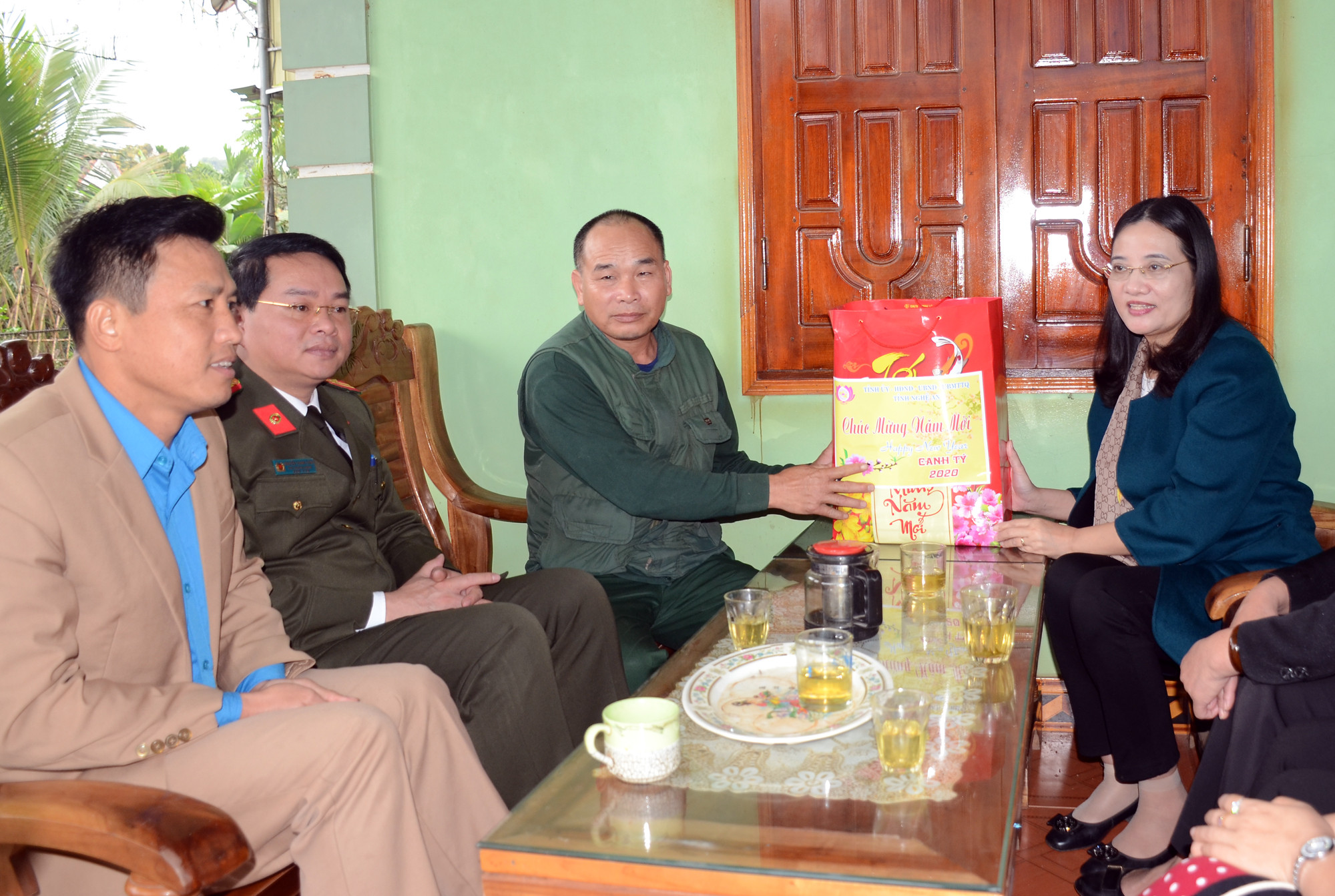 Đoàn công tác đã đến thăm, tặng quà cho thương binh Nguyễn Công Lập. Ảnh: Thành Chung