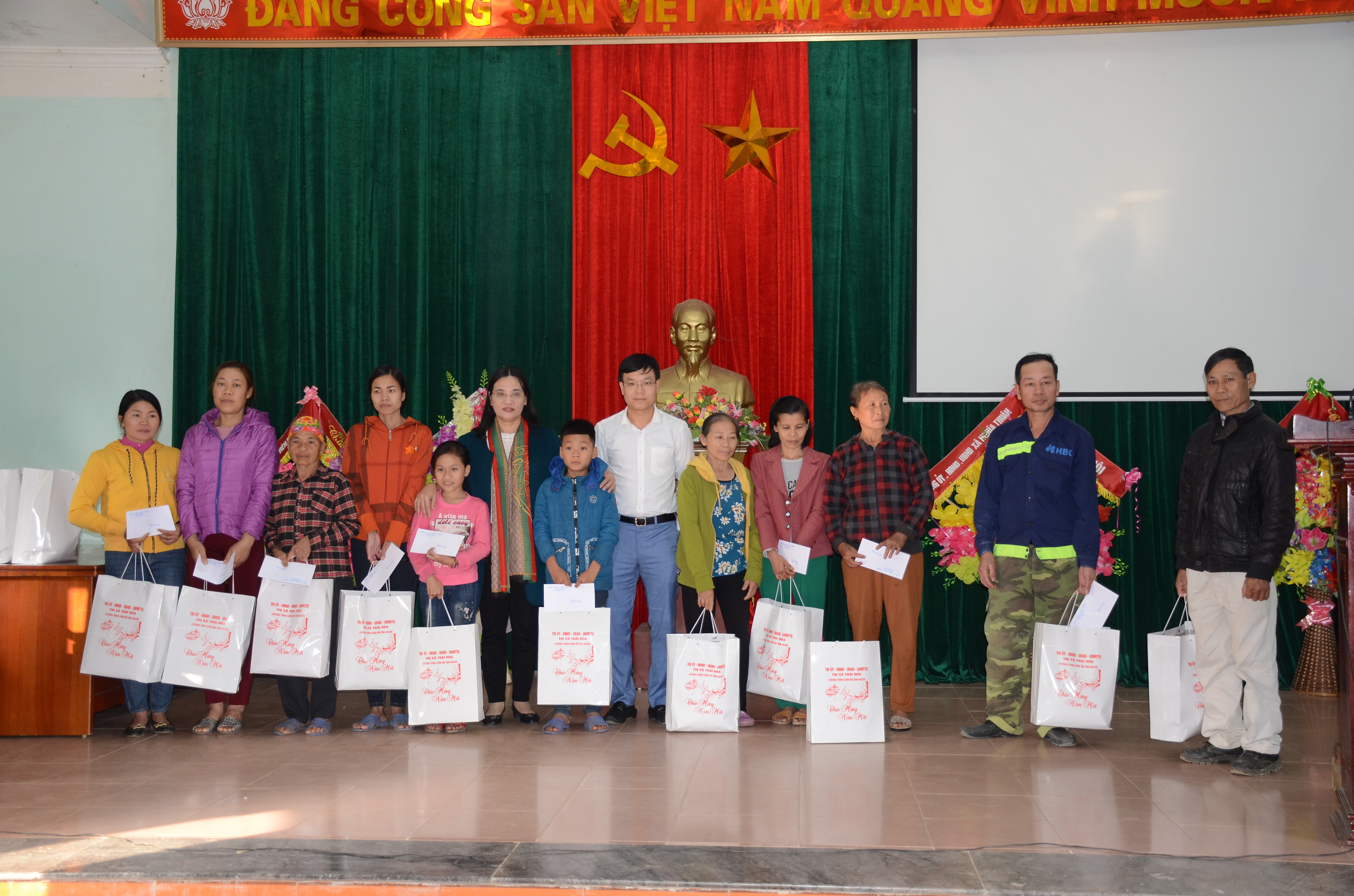 Đoàn công tác của tỉnh và lãnh đạo thị xã Thái Hòa tặng quà Tết cho người nghèo ở xã Nghĩa Thuận. Ảnh: Thành Chung