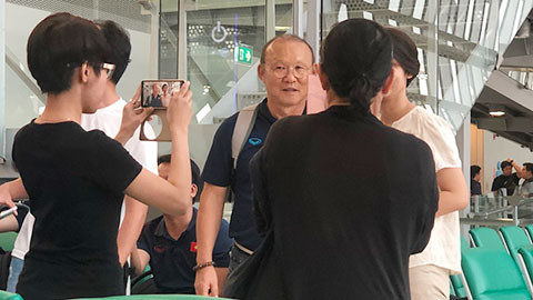 HLV Park Hang Seo và các học trò được đón chào tại sân bay.