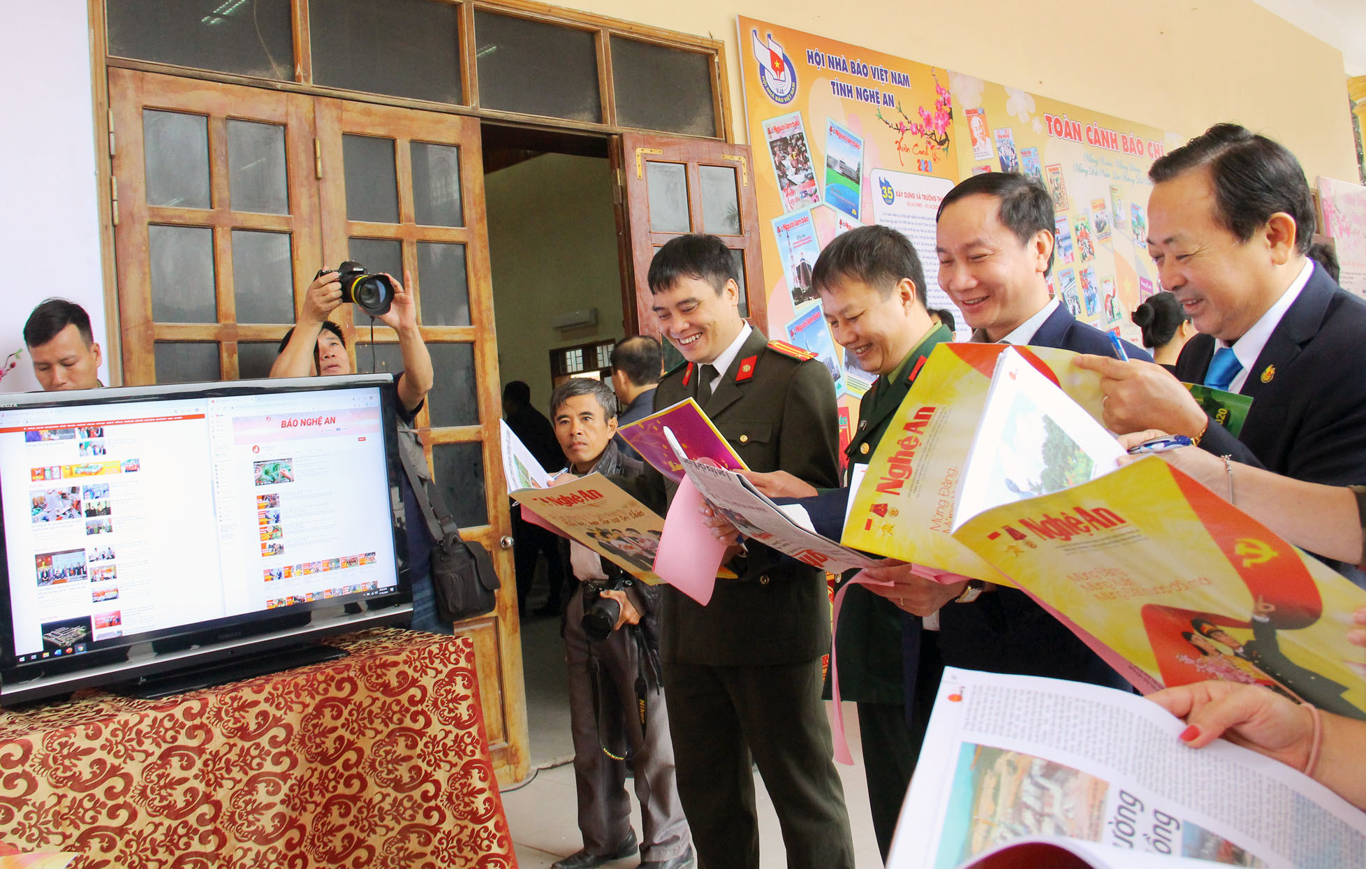 Ban Tổ chức Hội báo Xuân chấm gian hàng trưng bày báo xuân của Báo Nghệ An. Ảnh: Thanh Quỳnh