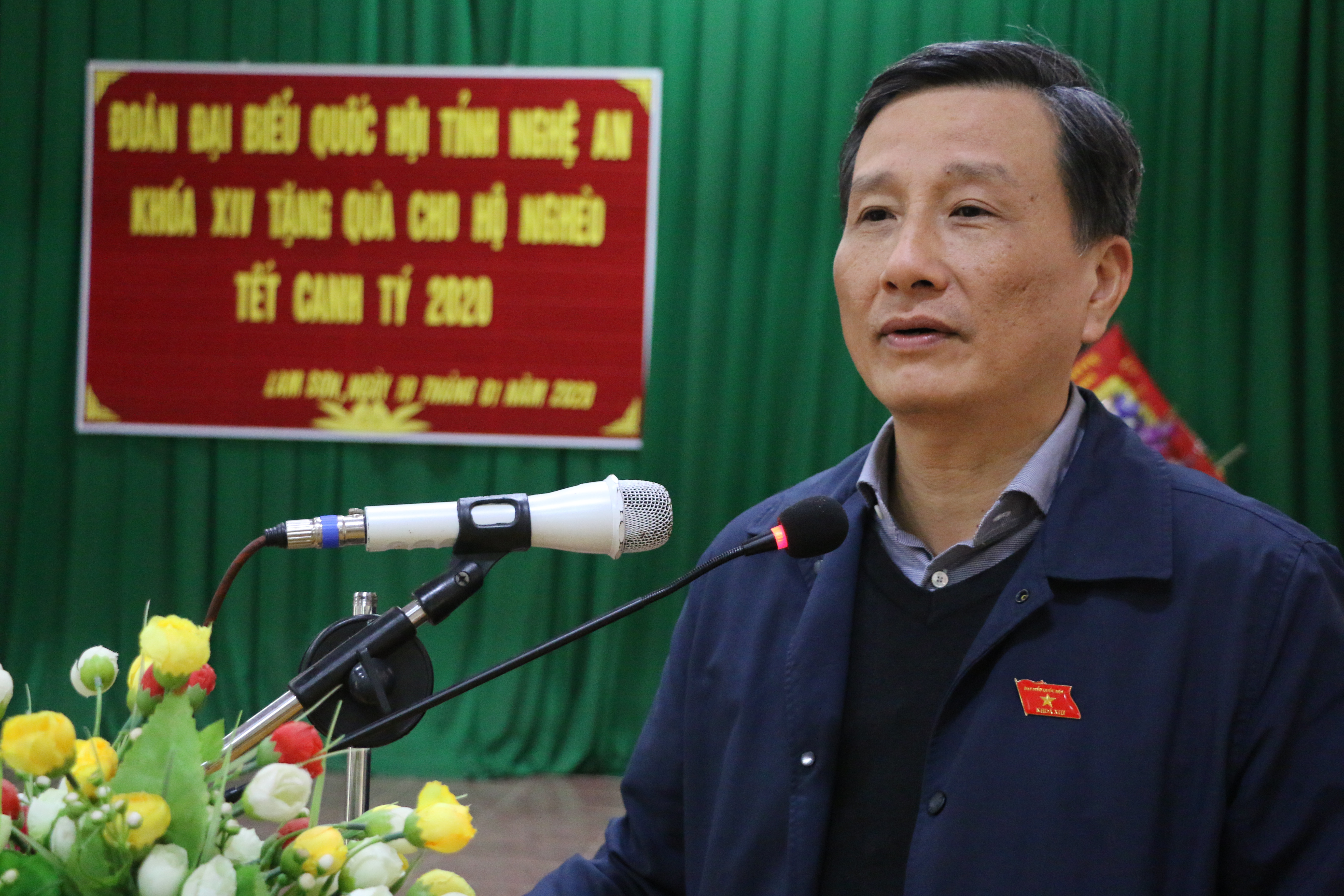 Đồng chí Lê Quang Huy chúc người dân xã Lam Sơn đón một cái Tết ấm áp nhiều niềm vui. Ảnh Hữu Hoàn
