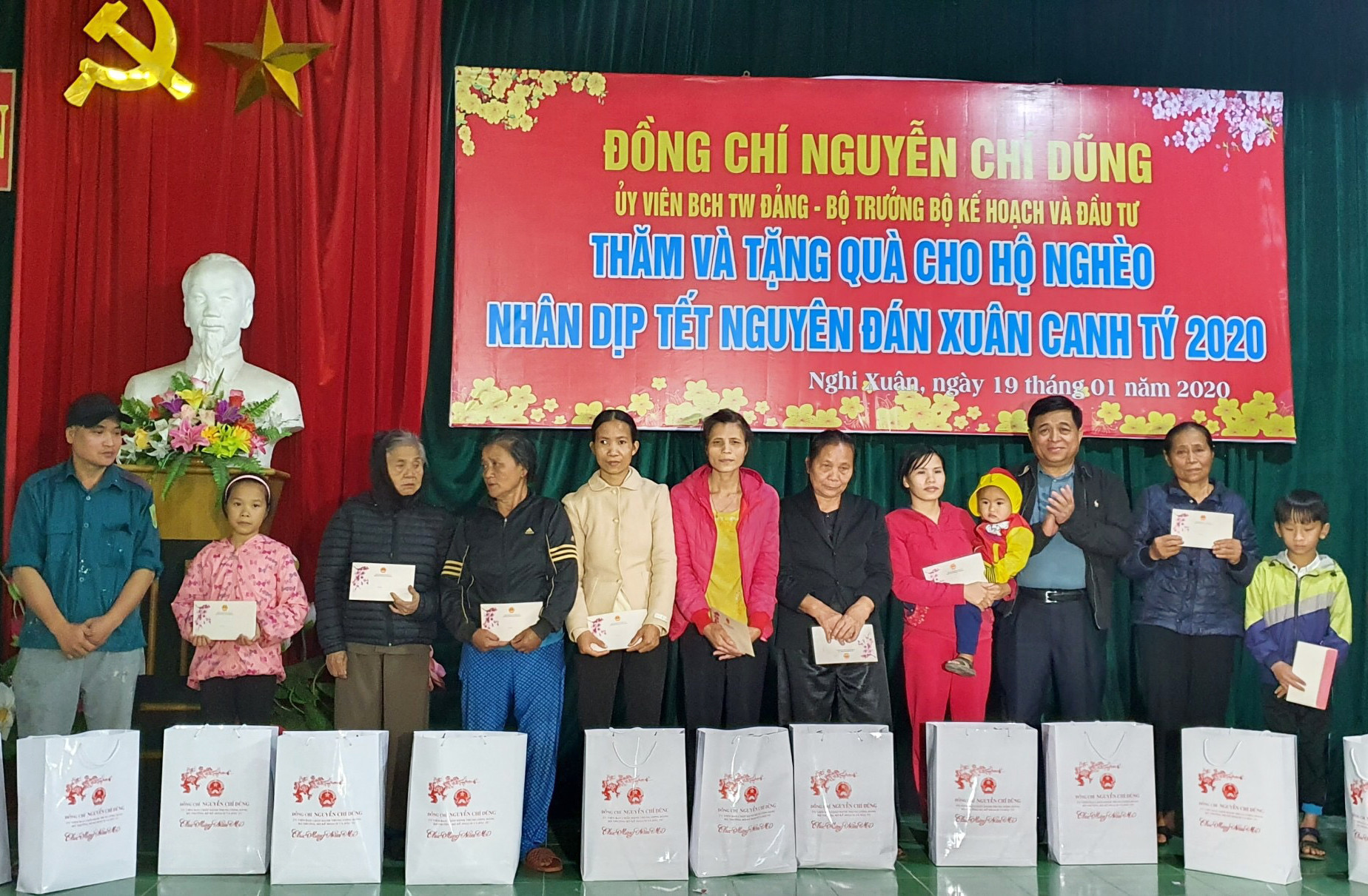 Bộ trưởng Bộ KH-ĐT Nguyễn Chí Dũng trao quà Tết cho các hộ nghèo xã Nghi Xuân. Ảnh: Bích Thảo