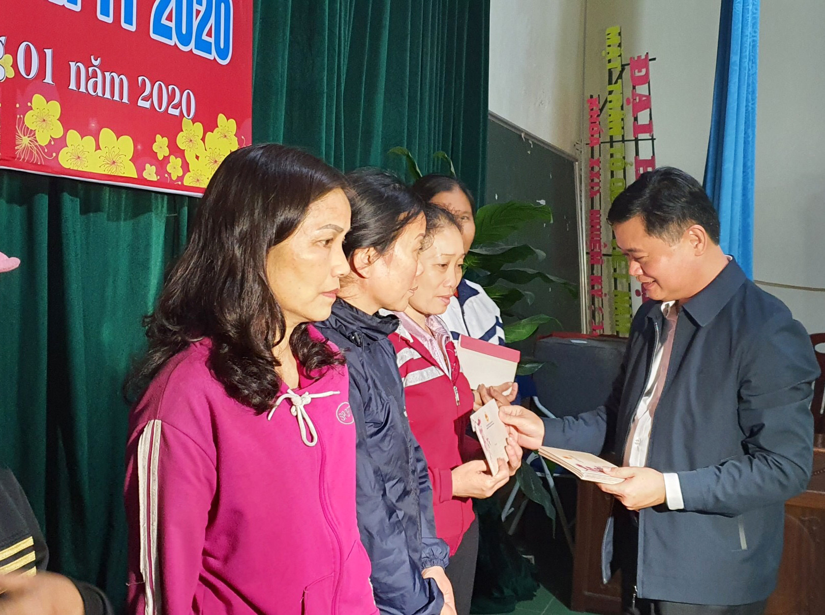 Chủ tịch UBND tỉnh Nghệ An Thái Thanh Quý trao quà cho người nghèo xã Nghi Xuân. Ảnh: Bích Thảo