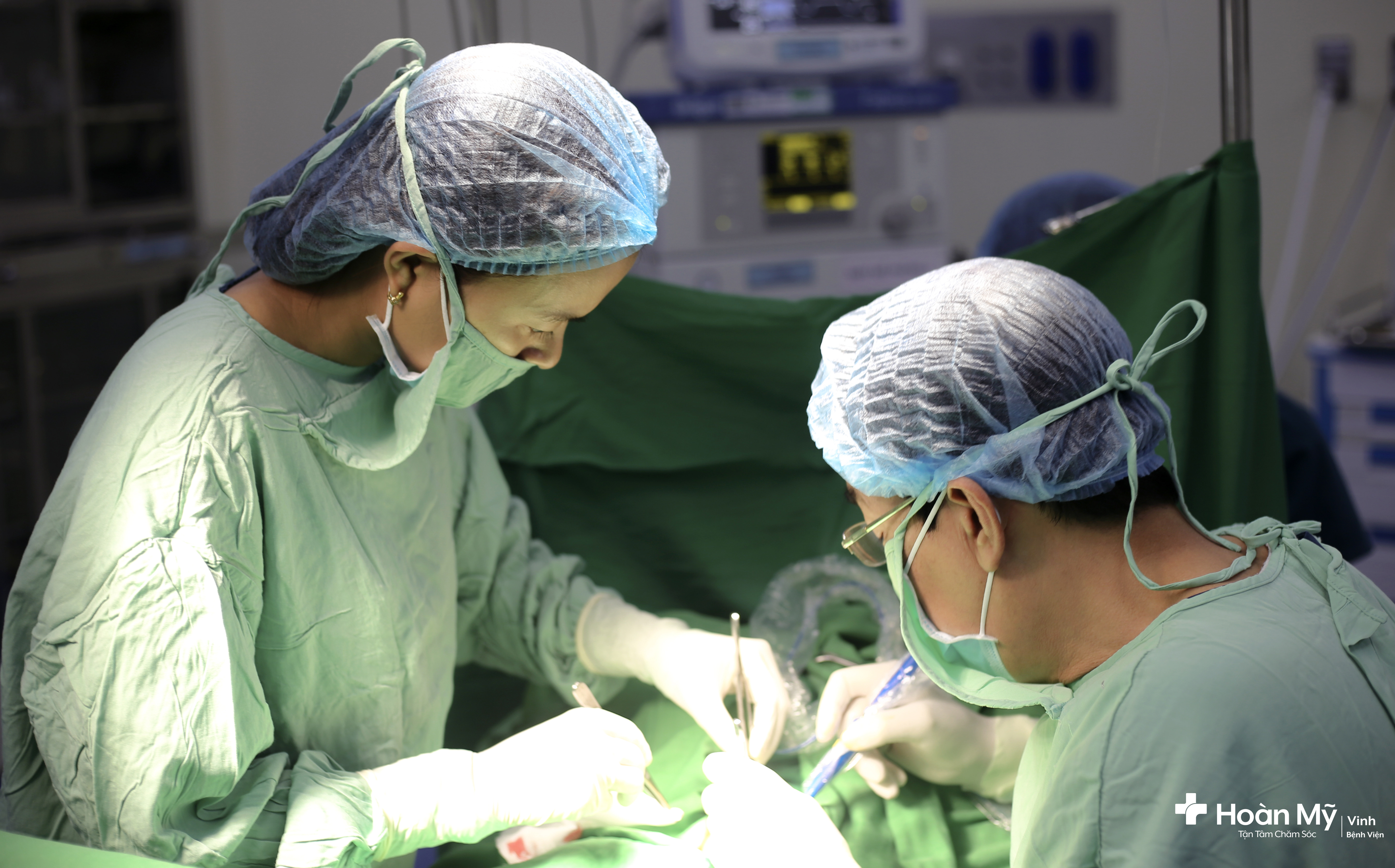 Ekip các sĩ Bệnh viện Quốc tế Vinh thực hiện phẫu thuật cho bé H. Ảnh: Kim Chung