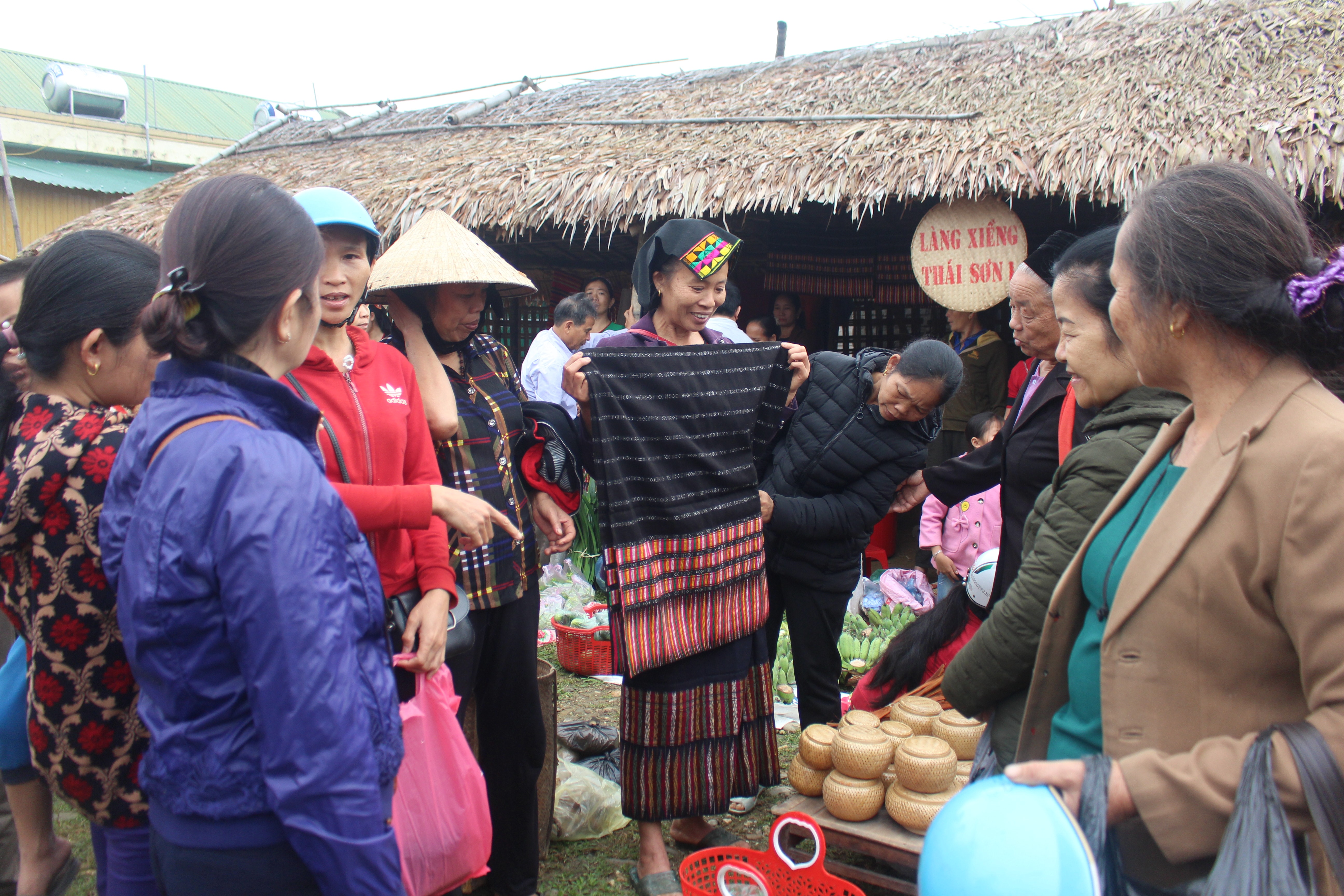 Bản sắc dân tộc, nét đẹp truyền thống, sự đa dạng các mặt hàng... chính là lý do khiến phiên chợ Mường Quạ luôn diễn ra trông không khí náo nhiệt. Ảnh: Bảo Hân