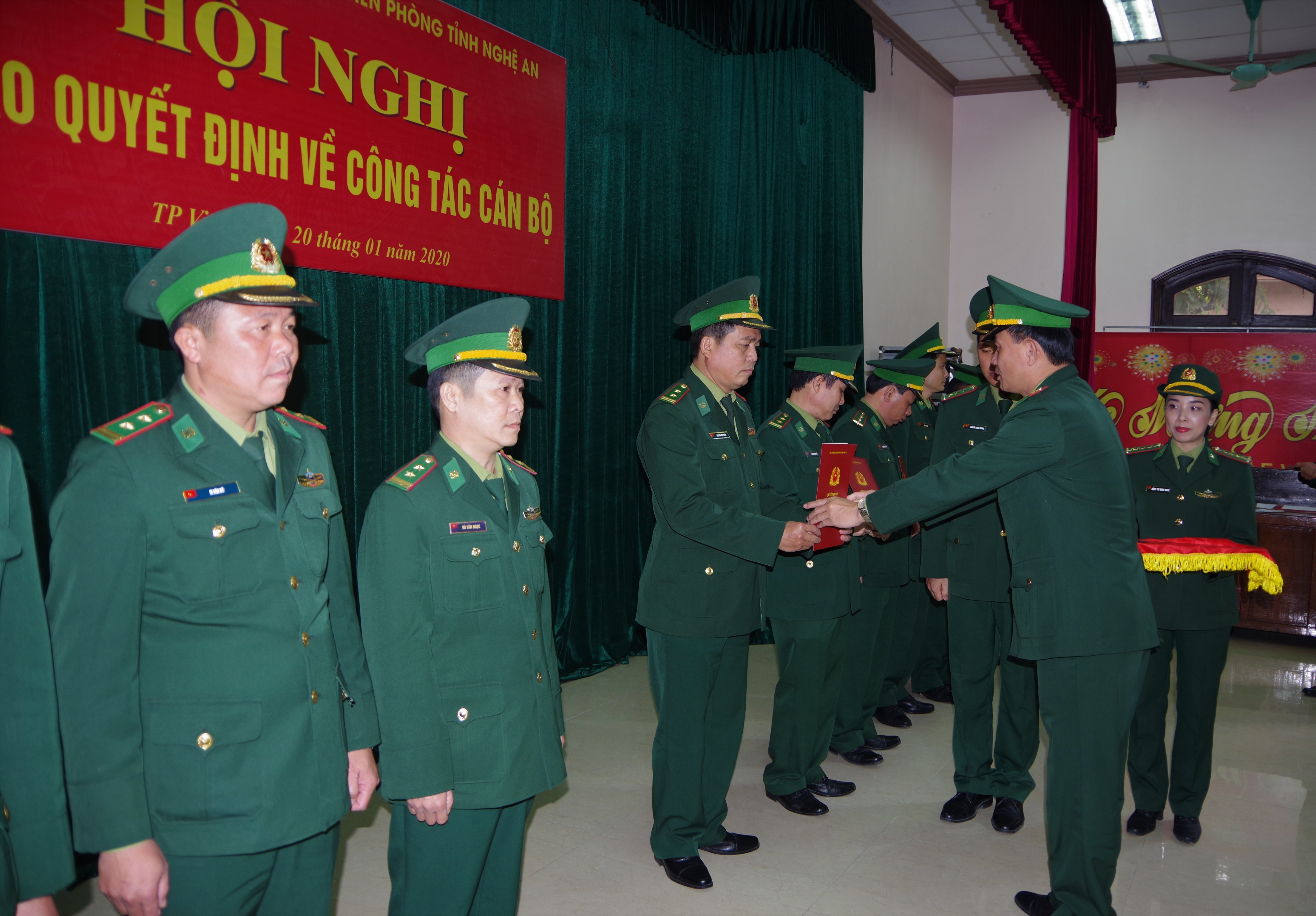 Thượng tá Hồ Quyết Thắng - Phó chỉ huy trưởng, Tham mưu trưởng BĐBP tỉnh trao quyết định cho các cán bộ. Ảnh: Hùng Phong 