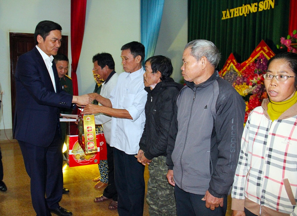 Đoàn công tác trao quà tết cho các hộ dân tại xã Thượng Sơn, huyện Đô Lương. Ảnh: Phú Hương