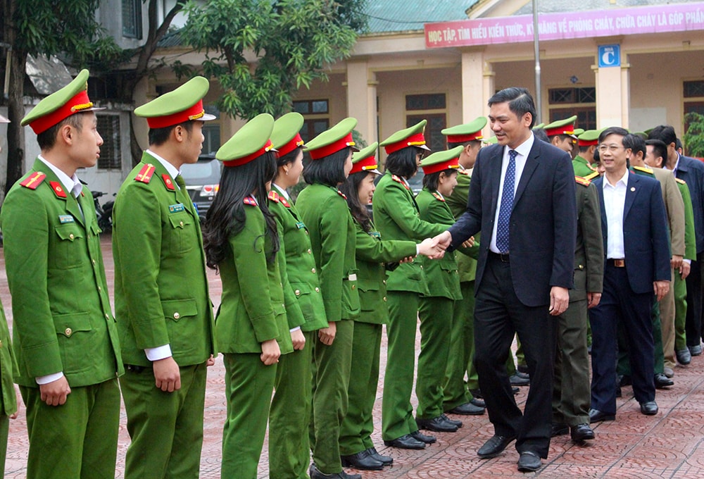 Đoàn đến thăm và chúc tết  cán bộ- chiến sỹ Đội chữa cháy và cứu hộ, cứu nạn số 1. Ảnh: Phú Hương