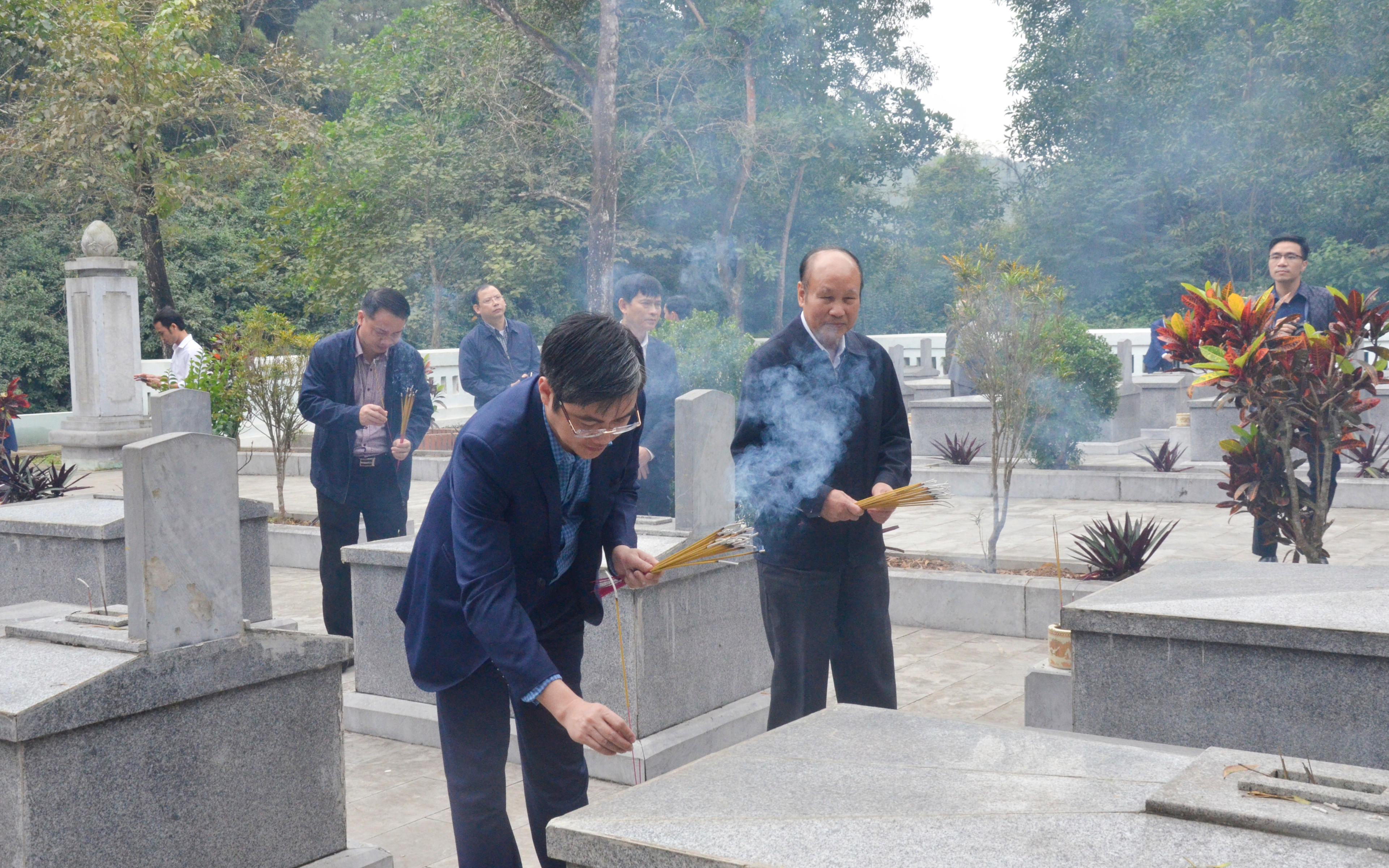 Thắp hương tại phần mộ các liệt sỹ tại Nghĩa trang Truông Kè. Ảnh: Thanh Lê