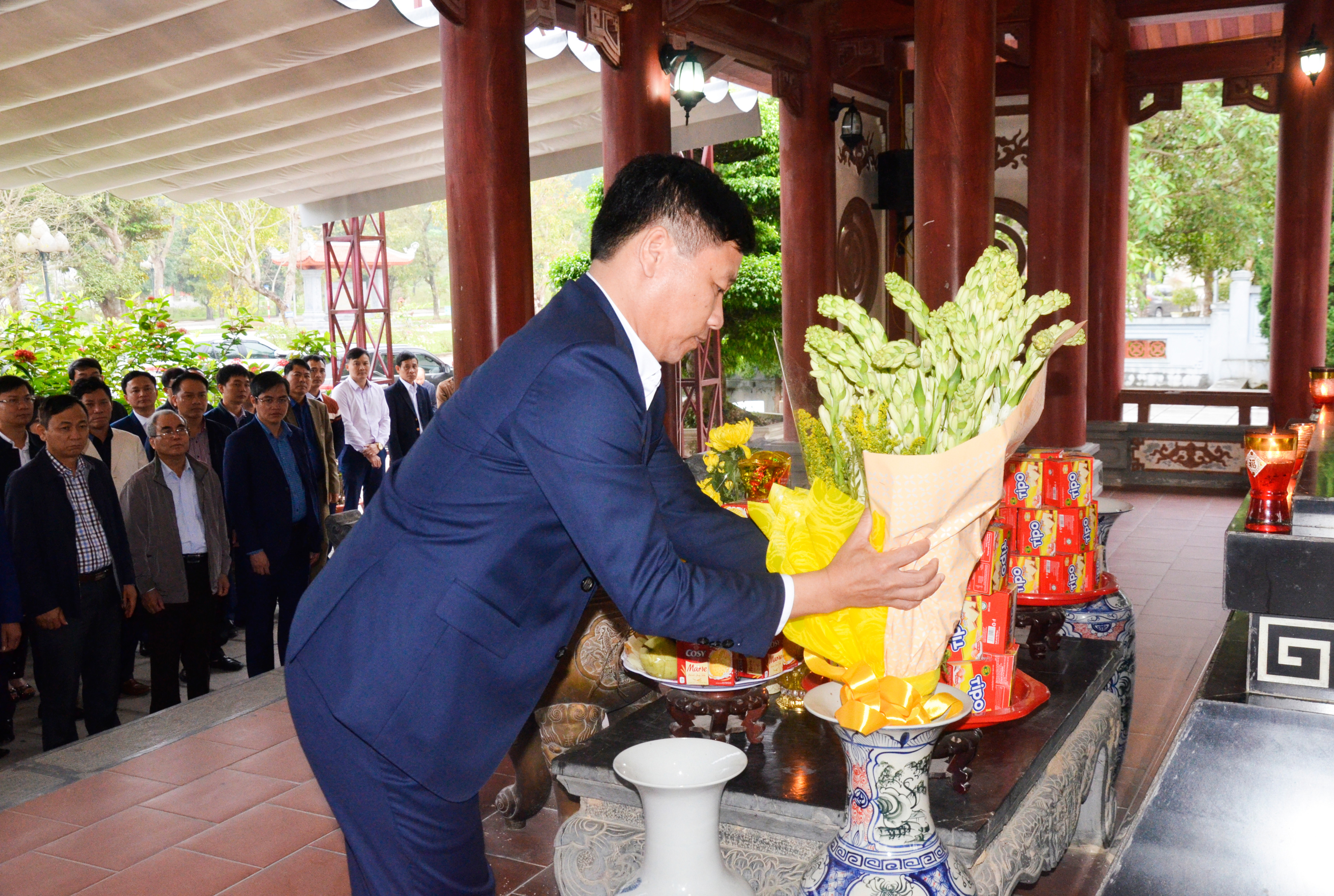 Giám đốc Sở GTVT Nghệ An Hoàng Phú Hiền dâng hoa tại phần mộ 13 liệt sỹ thanh niên xung phong Truông Bồn. Ảnh: Thanh Lê