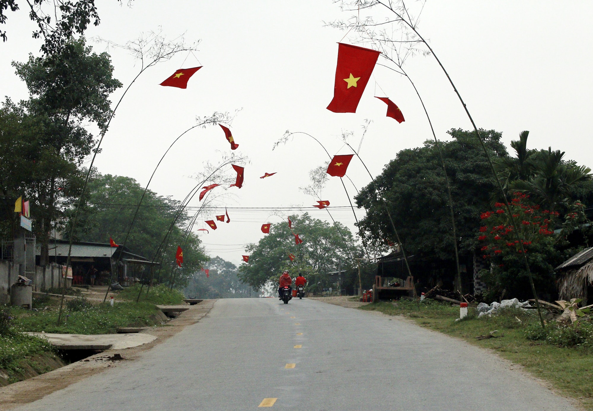 Ngược lên các huyện miền Tây, khắp mọi nẻo đường, bản làng