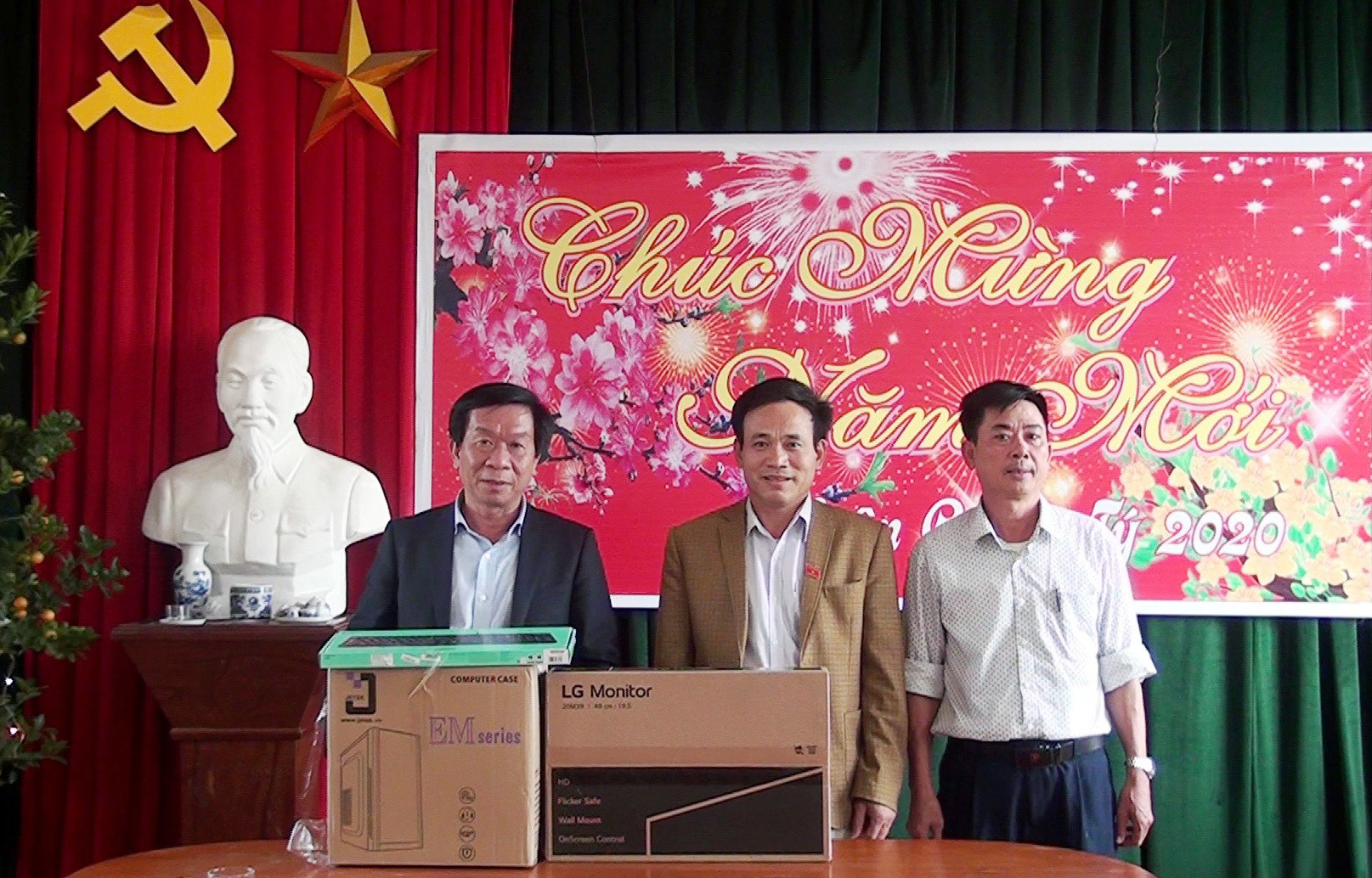 Trao 2 bộ máy vi tính trị giá 20 triệu đồng cho UBND xã Quỳnh Thọ, huyện Quỳnh Lưu. Ảnh: Việt Hùng