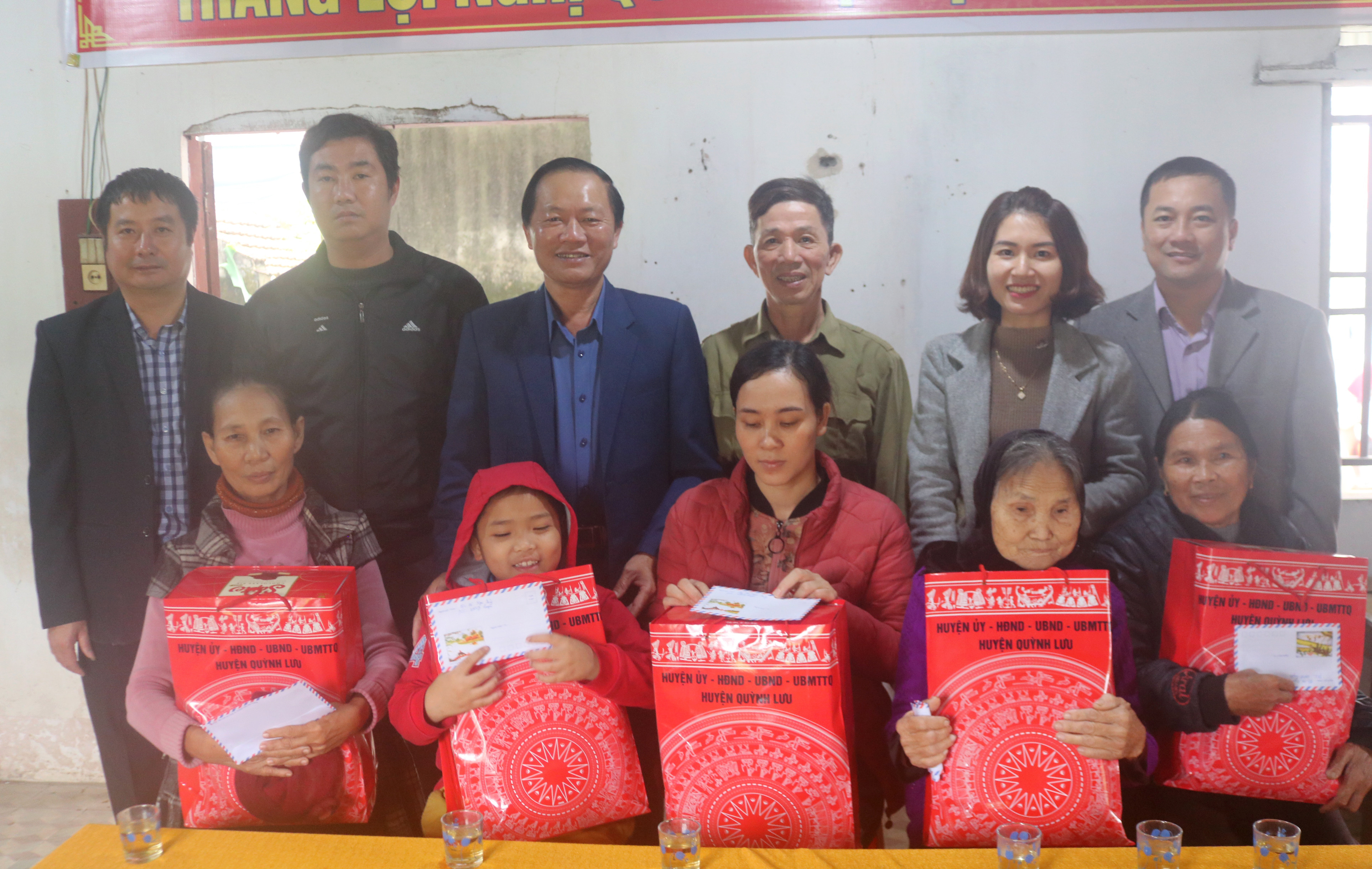 đồng chí Hồ Ngọc Dũng – UVBTV, PCT UBND huyện cũng đã trao 5 suất quà cho các hộ nghèo tại xã Sơn Hải