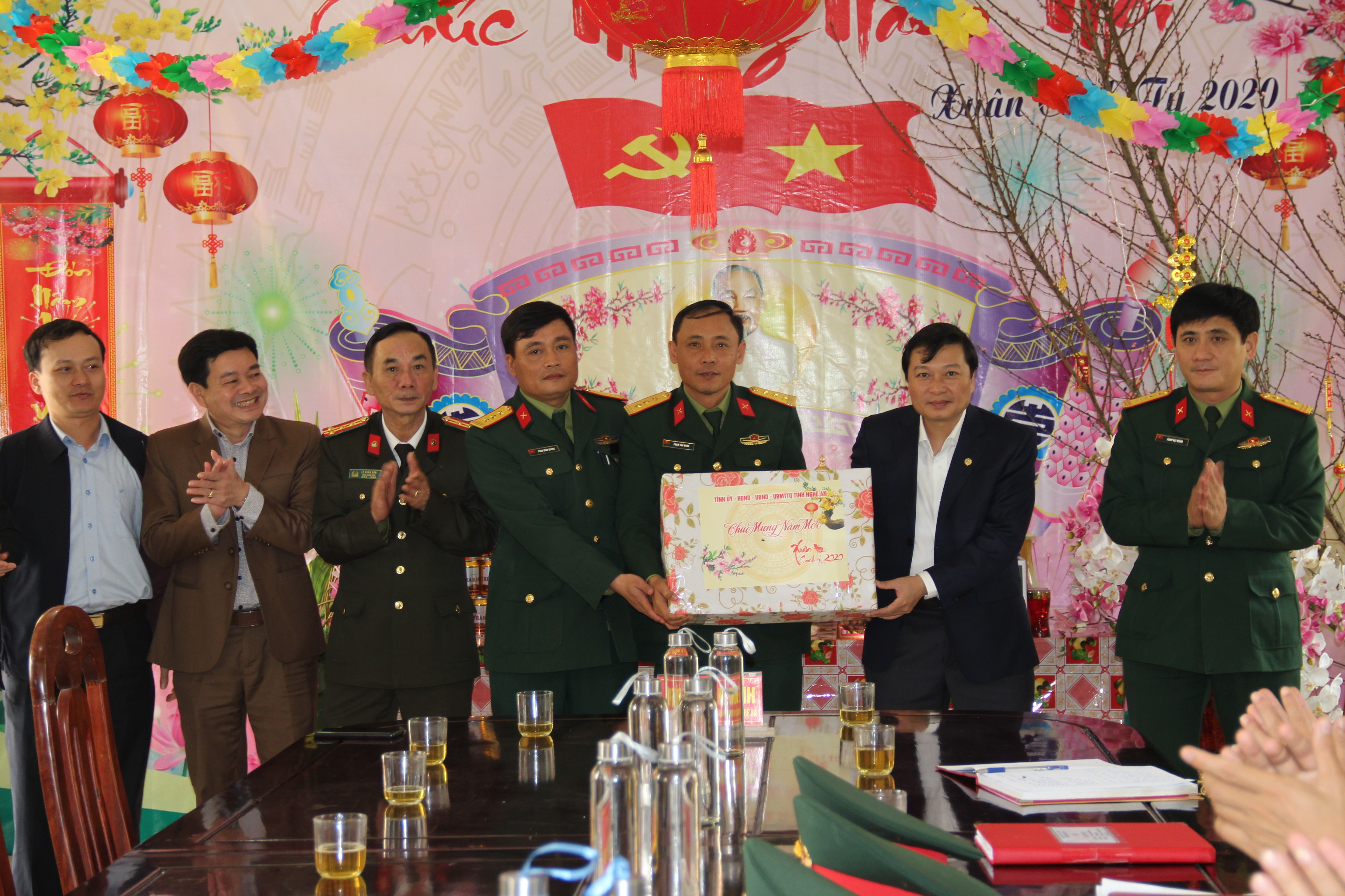Đoàn công tác tặng quà Tết cho cán bộ chiến sỹ Trung đoàn 764 BCH Quân sự tỉnh. Ảnh: Hoài Thu