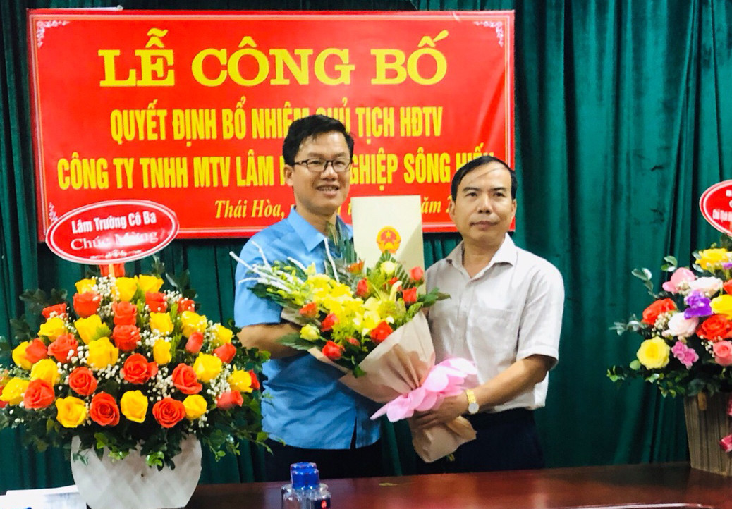 Ông Nguyễn Ngọc Hoàng - Tổng Giám đốc Công ty nhận quyết định giữ cương vị Chủ tịch HĐTV.