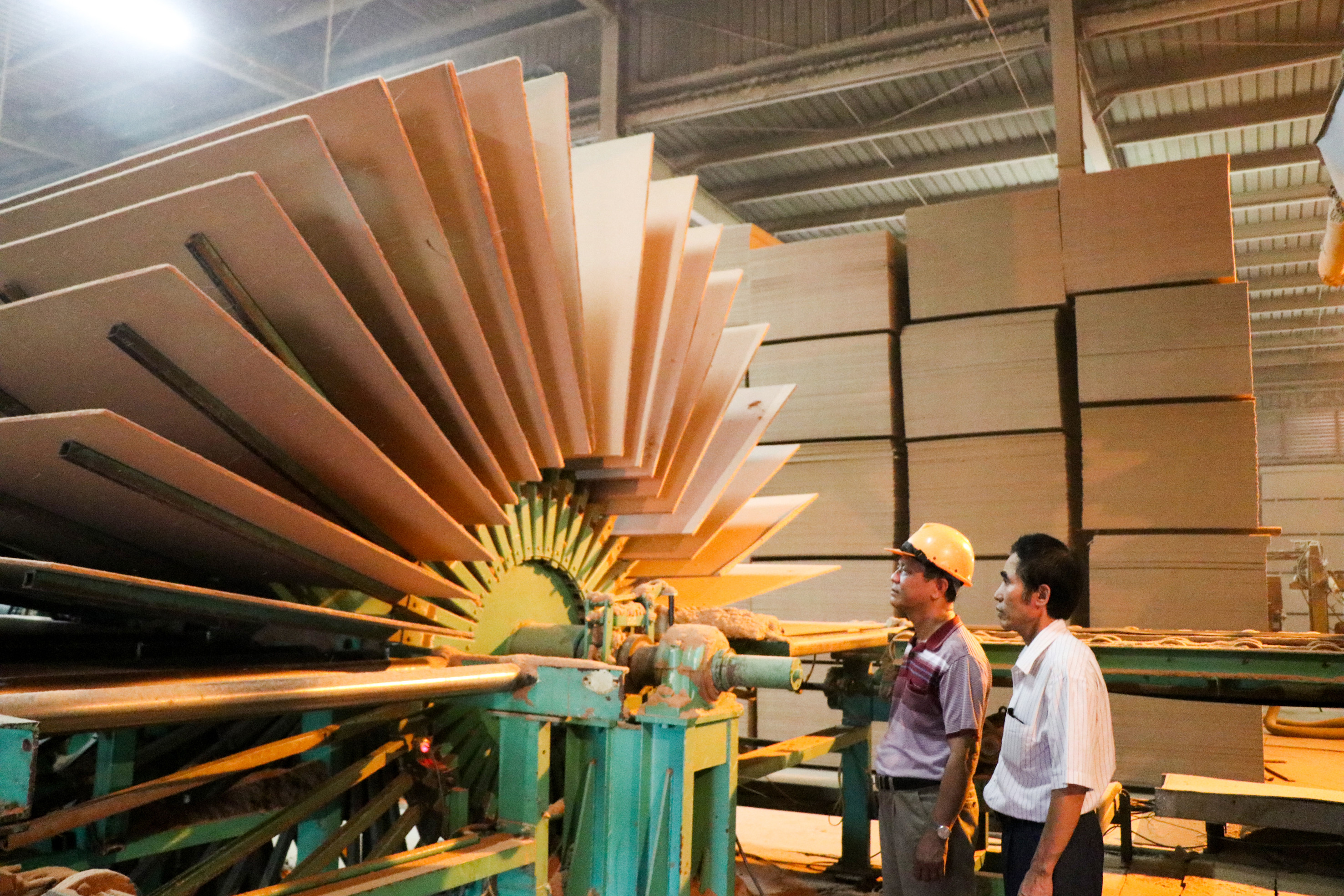 Vận hành dây chuyền sản xuất ván nhân tạo tại Nhà máy gỗ MDF.