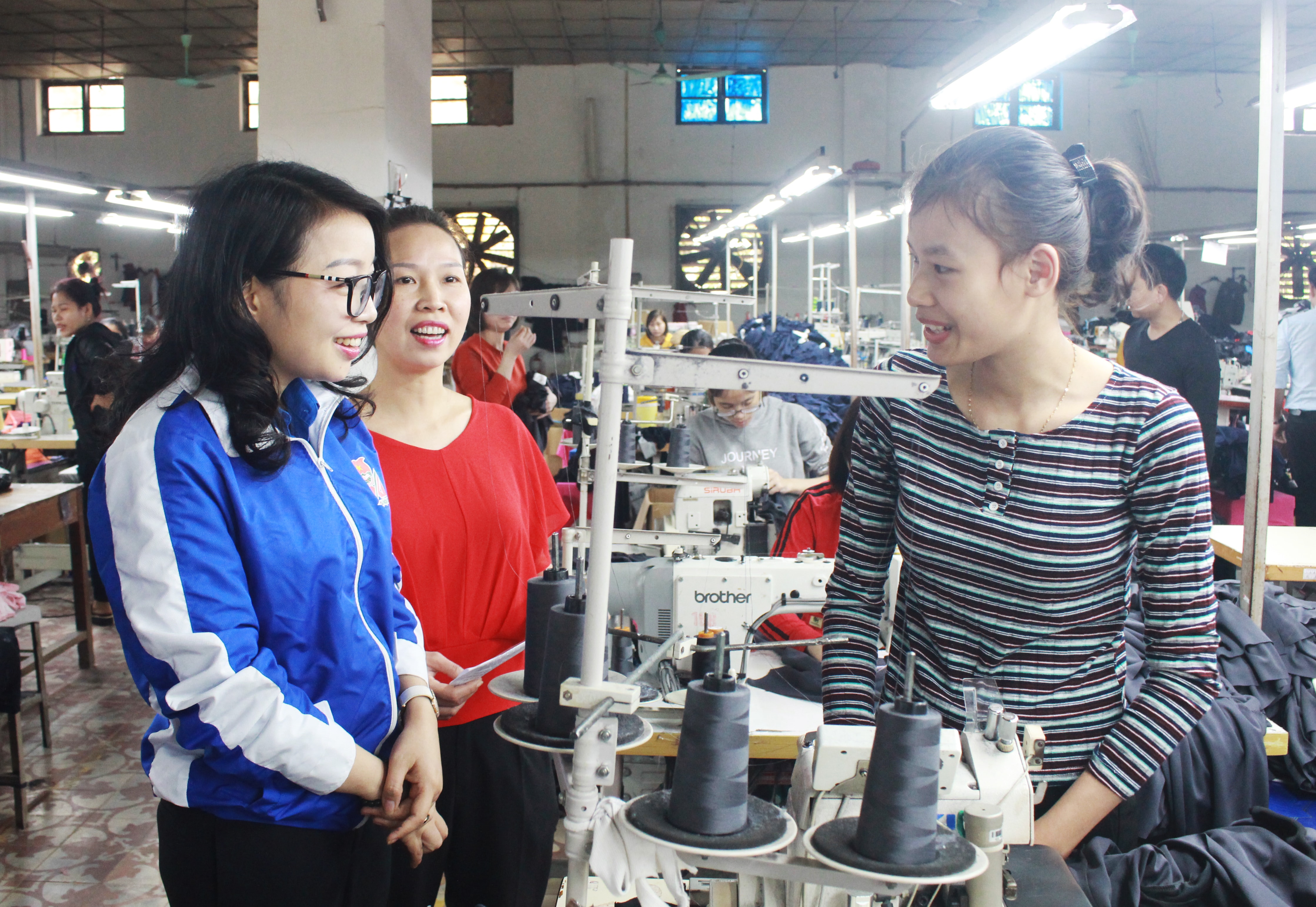 Cán bộ Tỉnh đoàn thăm hỏi công việc và đời sống của công nhân. Ảnh: Phương Thúy