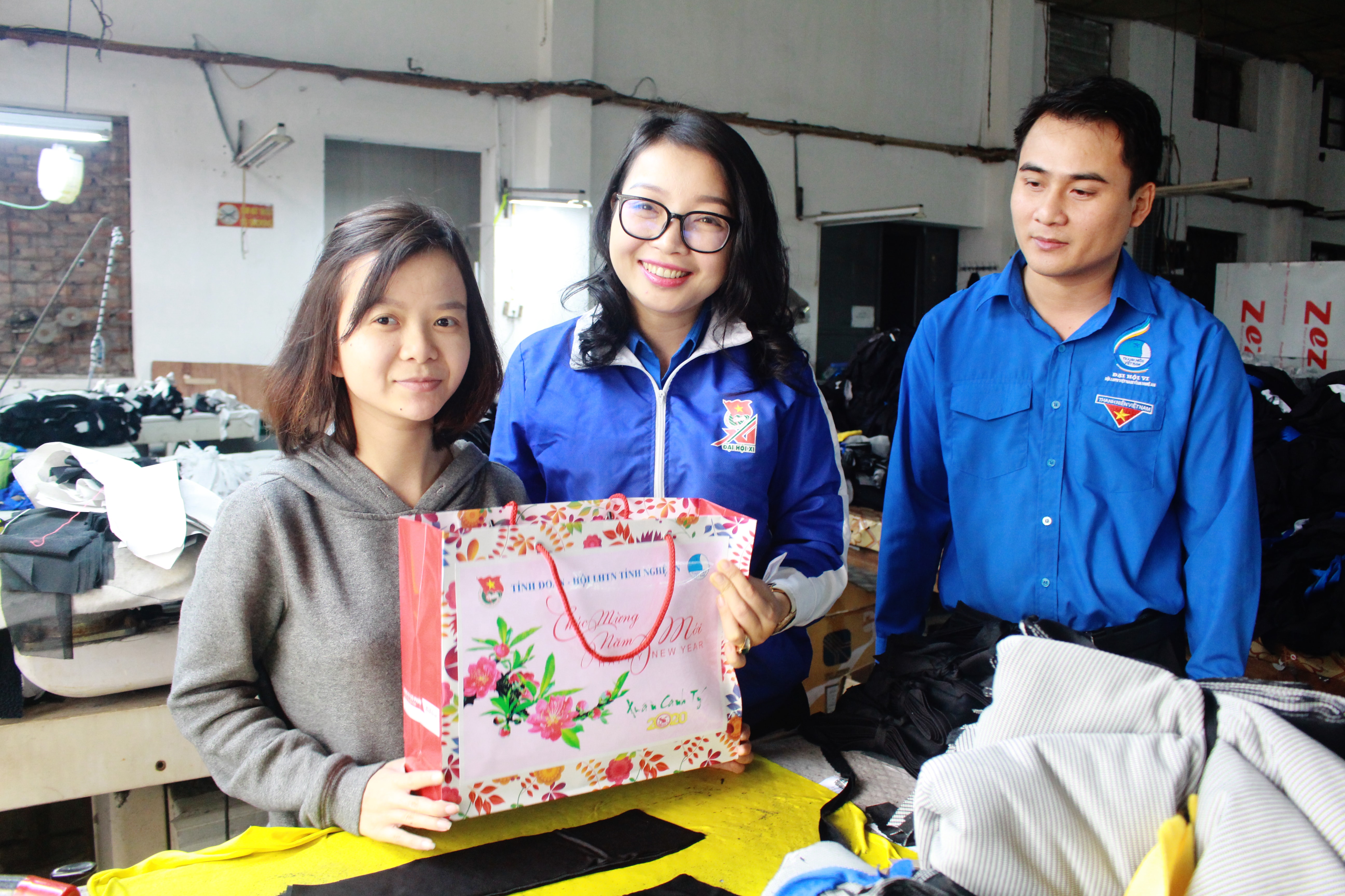 Đoàn đã tặng quà tết cho công nhân có hoàn cảnh khó khăn. Ảnh: Phương Thúy