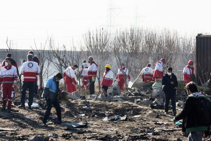 Lực lượng chức năng làm việc tại hiện trường rơi máy bay Ukraine hôm 8-1. Ảnh: New York Times