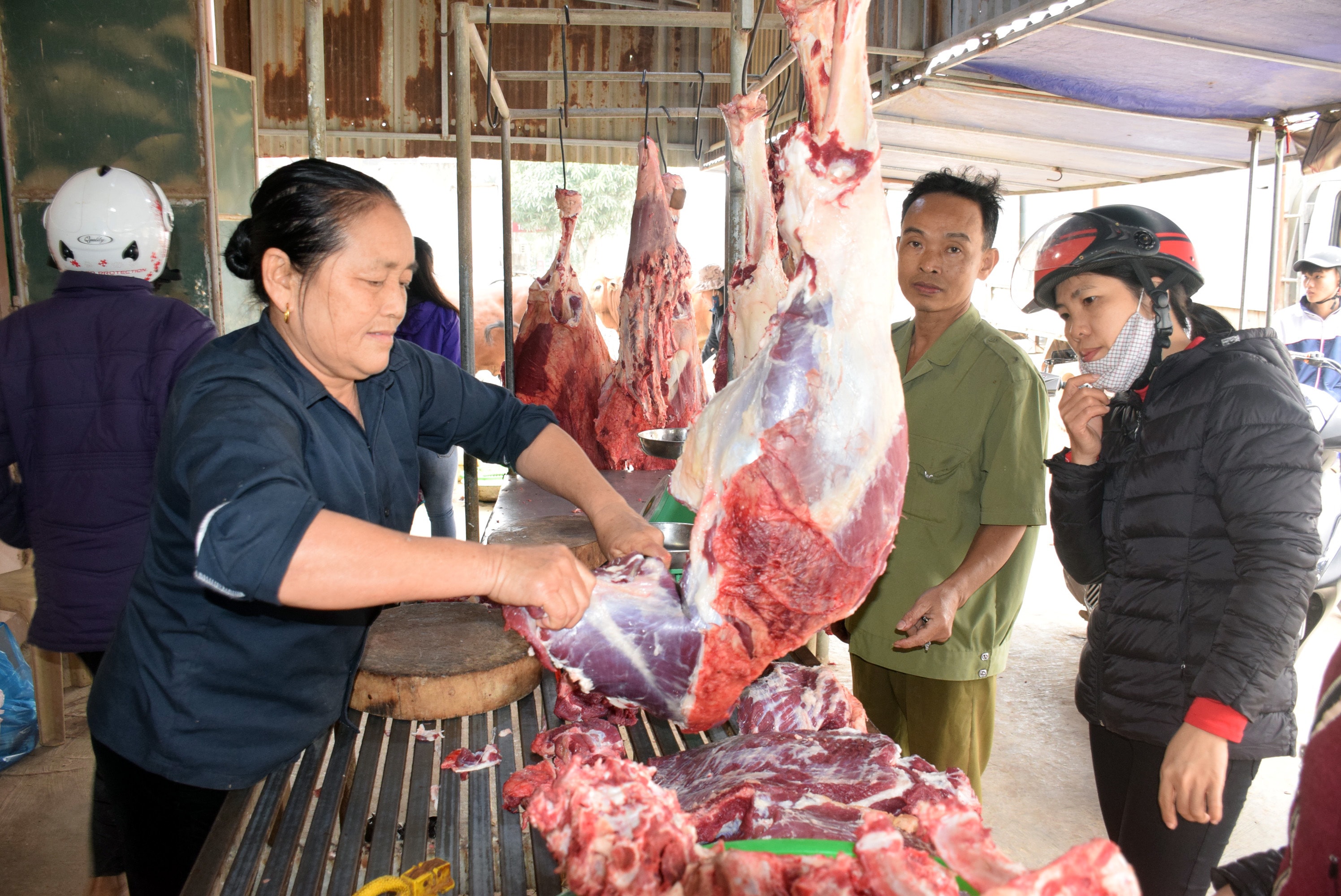 Dù thịt bò tăng giá chóng mặt, nhưng sức tiêu thụ mạnh trên địa bàn huyện Yên Thành. Ảnh: Xuân Hoàng