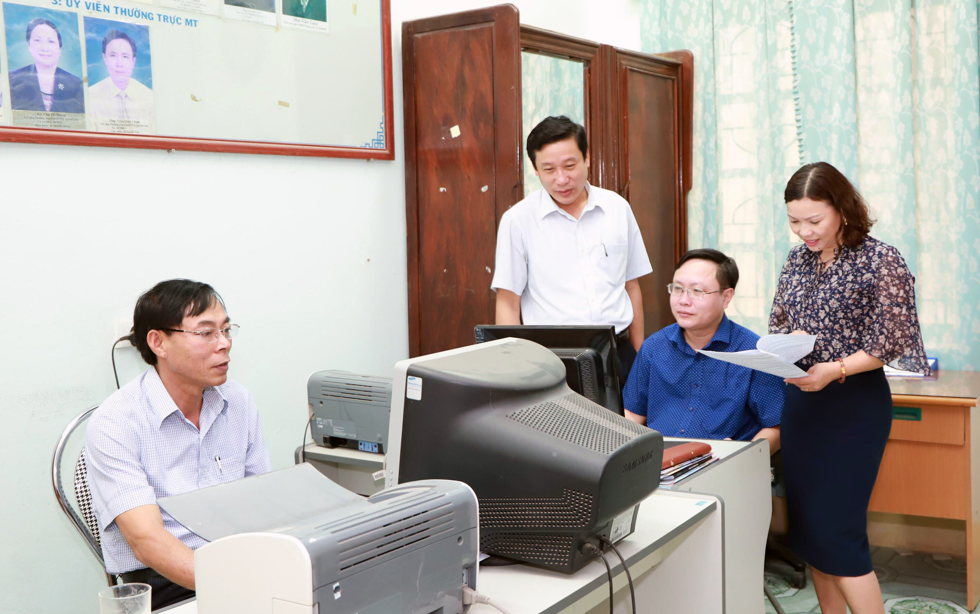 Thường trực Ủy ban MTTQ huyện trao đổi, thảo luận trước khi thực hiện nội dung giám sát, phản biện xã hội. Ảnh: Nguyễn Hải