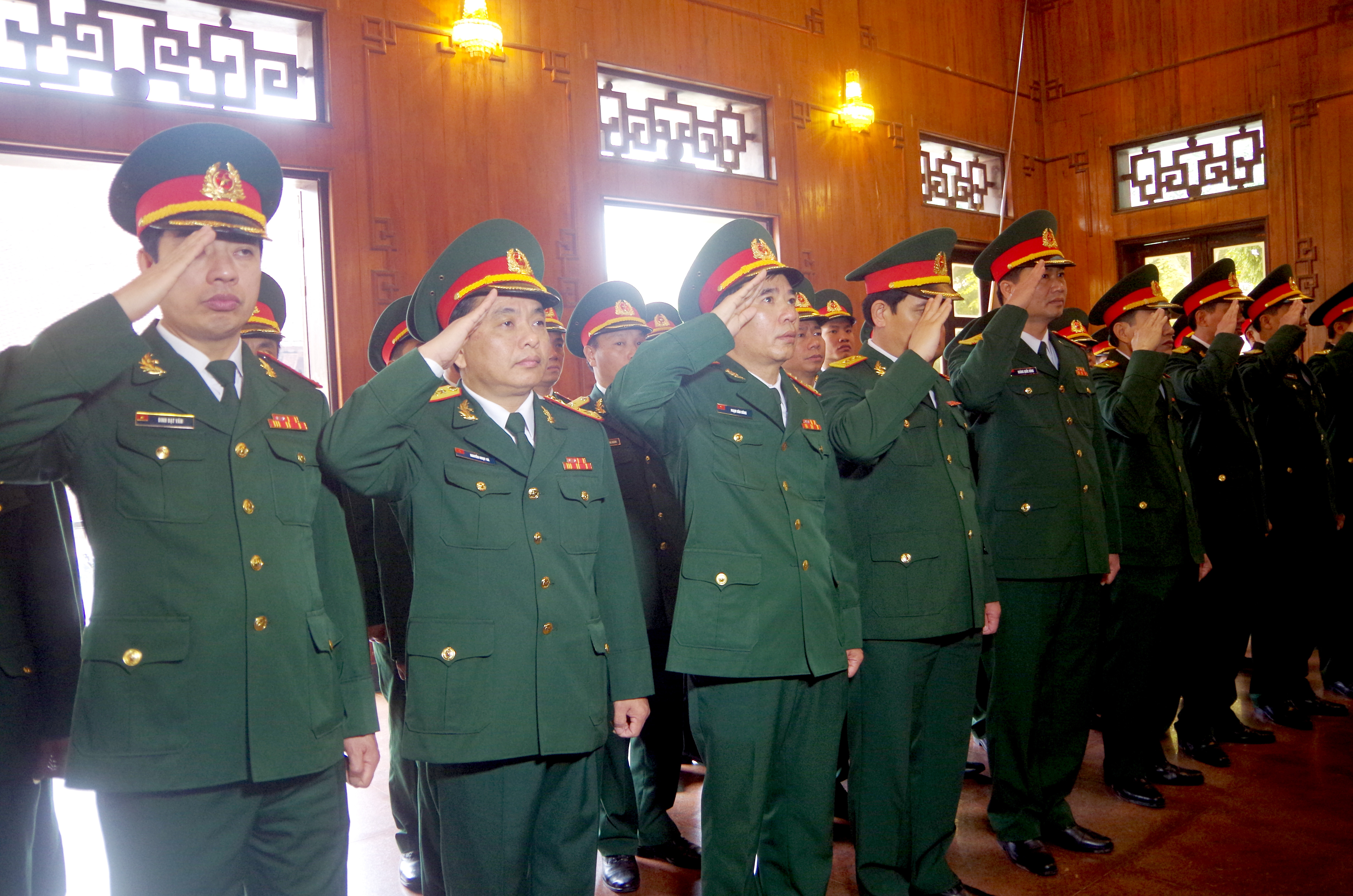 Các đại biểu Đảng ủy Bộ CHQS Nghệ An tổ chức lễ trọng trước anh linh Chủ tịch Hồ Chí Minh. Ảnh: Trọng Kiên