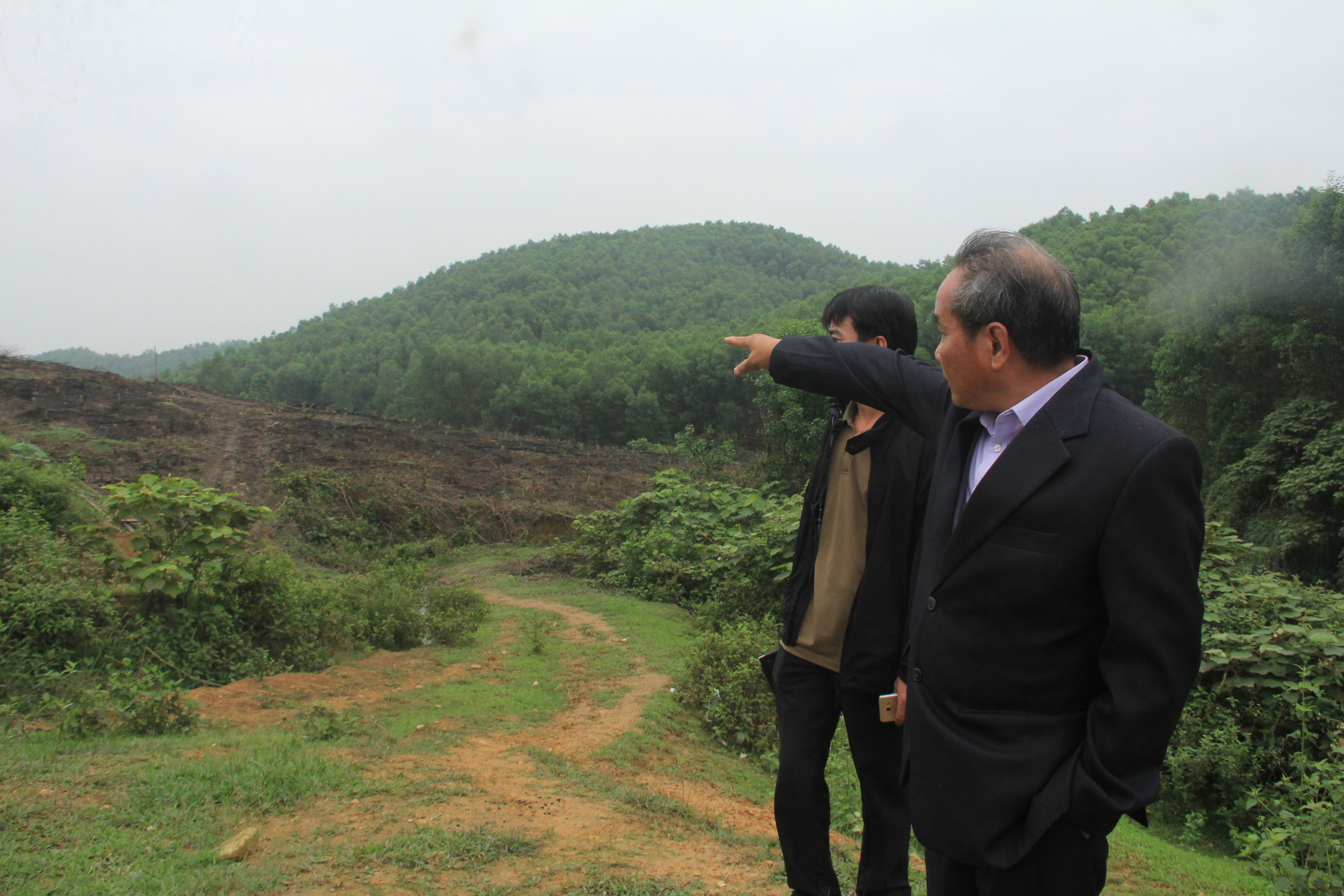 Công dân xã Thanh Hà tổ chức đưa PV Báo Nghệ An đi thực tế những khu đất lâm nghiệp bị một số cá nhân chiếm dụng. Ảnh: Nhật Lân