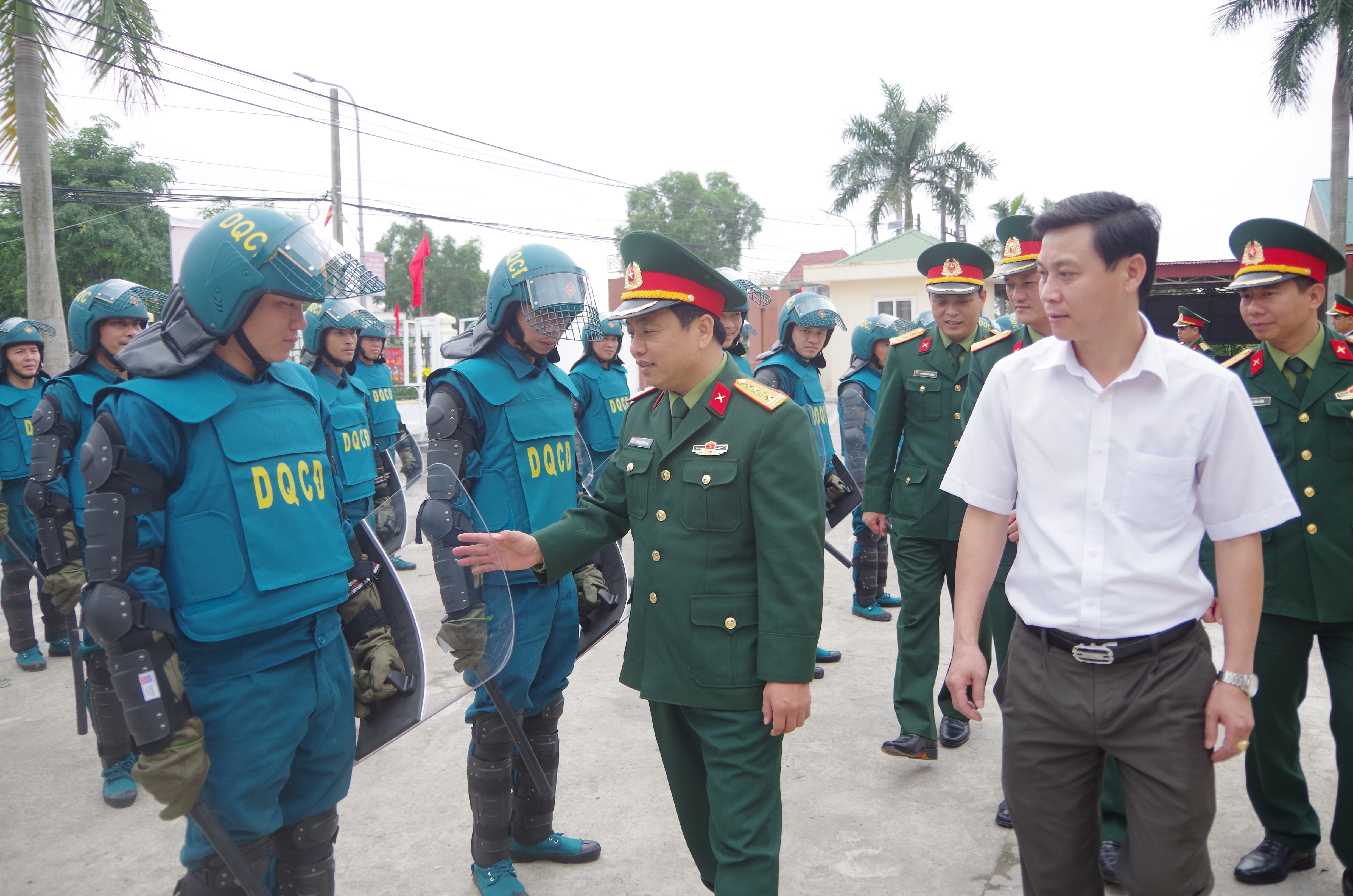 Kiểm tra Trung đội dân quân cơ động xã Nghi Kim huyện Nghi Lộc.