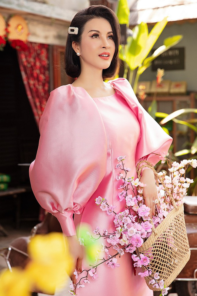 Thanh Mai cho biết cô rất trân trọng trang phục truyền thống của dân tộc và thường lựa chọn áo dài trong những dịp lễ Tết hay đi công tác nước ngoài. Trong bộ ảnh mới đón Tết Canh Tý, MC Thanh Mai diện những bộ áo dài duyên dáng của nhà thiết kế Thủy Nguyễn.