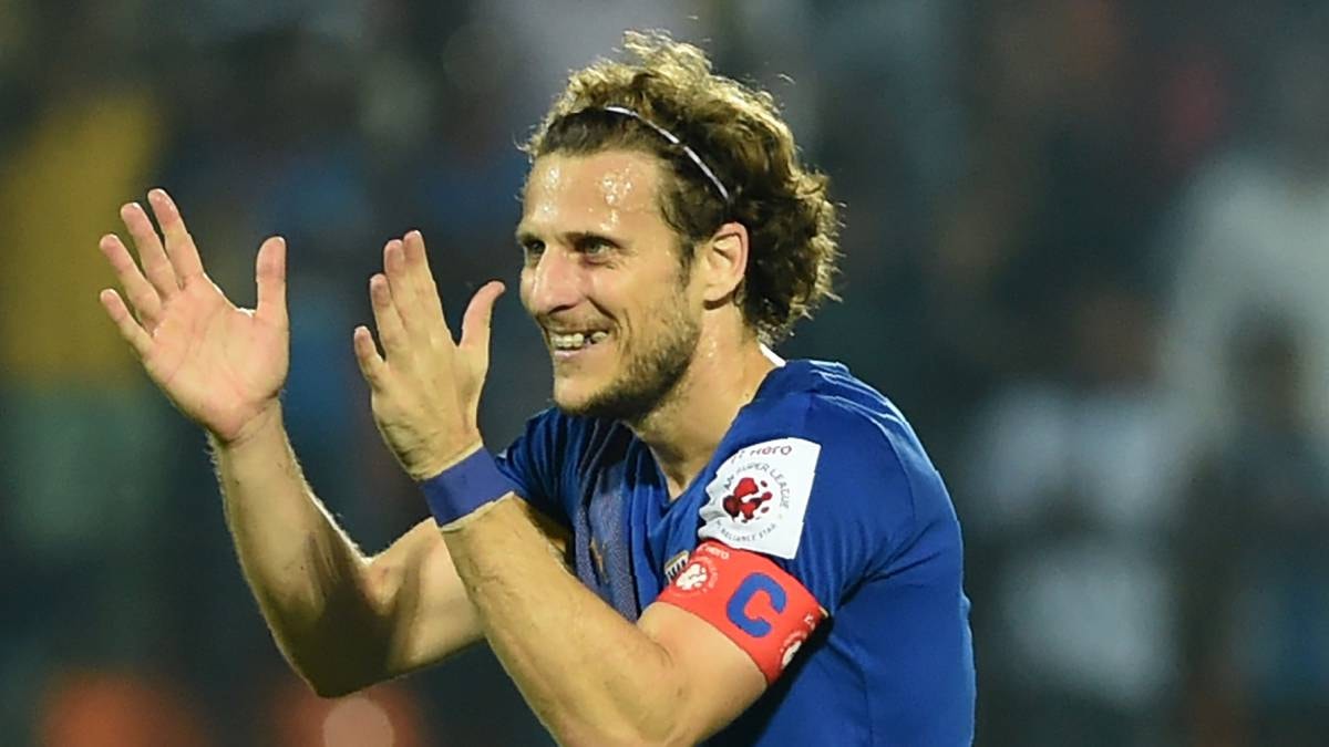 Trong một năm mà các tiền đạo thi nhau giã từ sự nghiệp và Diego Forlan là người đầu tiên treo giày và báo tin không vui đến với người hâm mộ. Ảnh: Getty