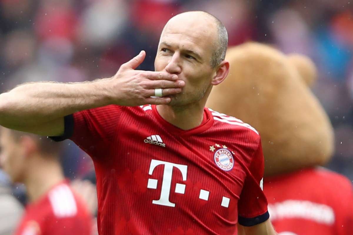 Arjen Robben giải nghệ trong vinh quang khi cùng Bayern Munich giành chức vô địch Bundesliga. 2018/19 cũng là mùa giải cuối cùng các CĐV được chứng kiến cặp 