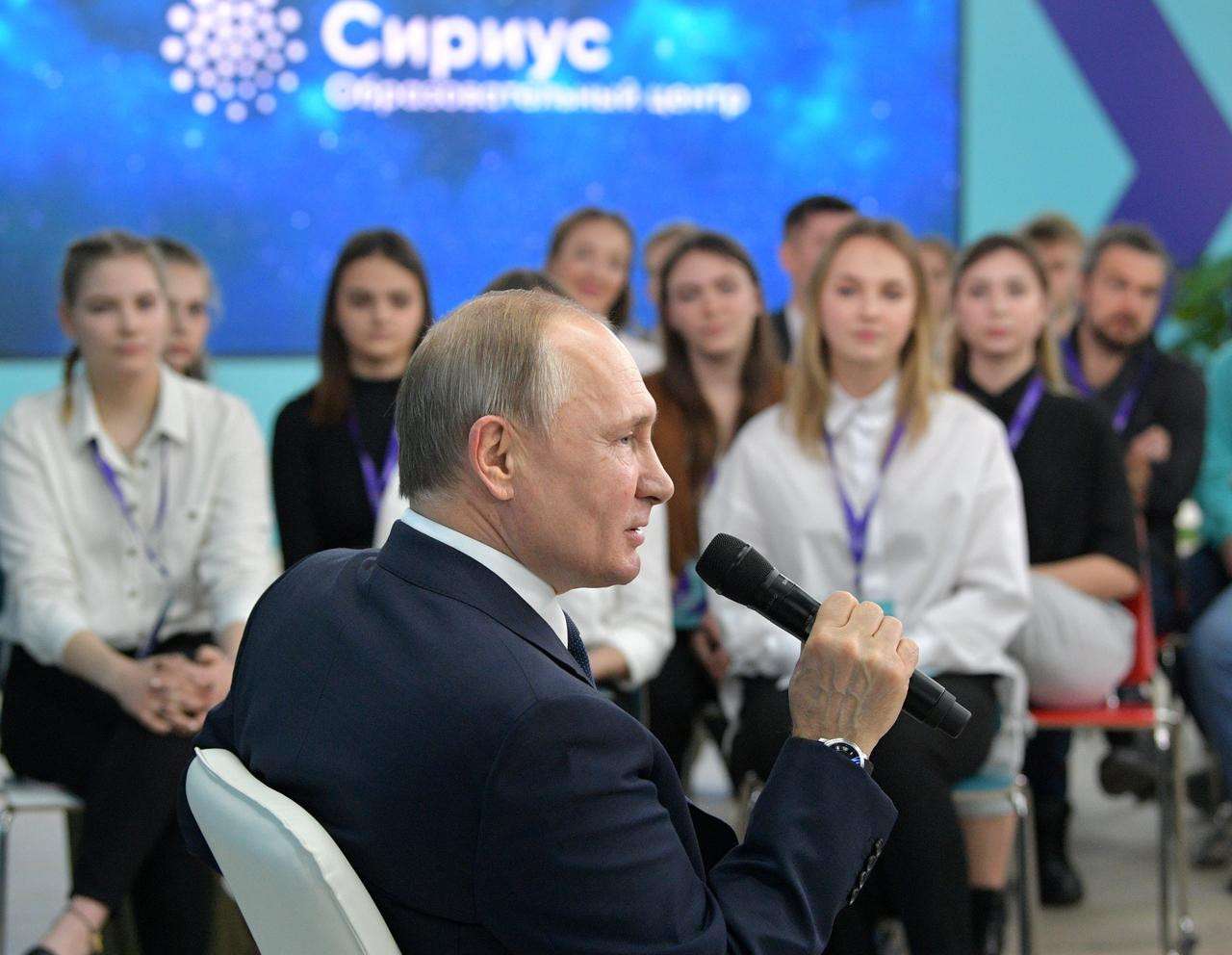 Tổng thống Putin gặp gỡ học viên tại trung tâm giáo dục Sirius ở Sochi hôm 22/1. Ảnh: Sputnik