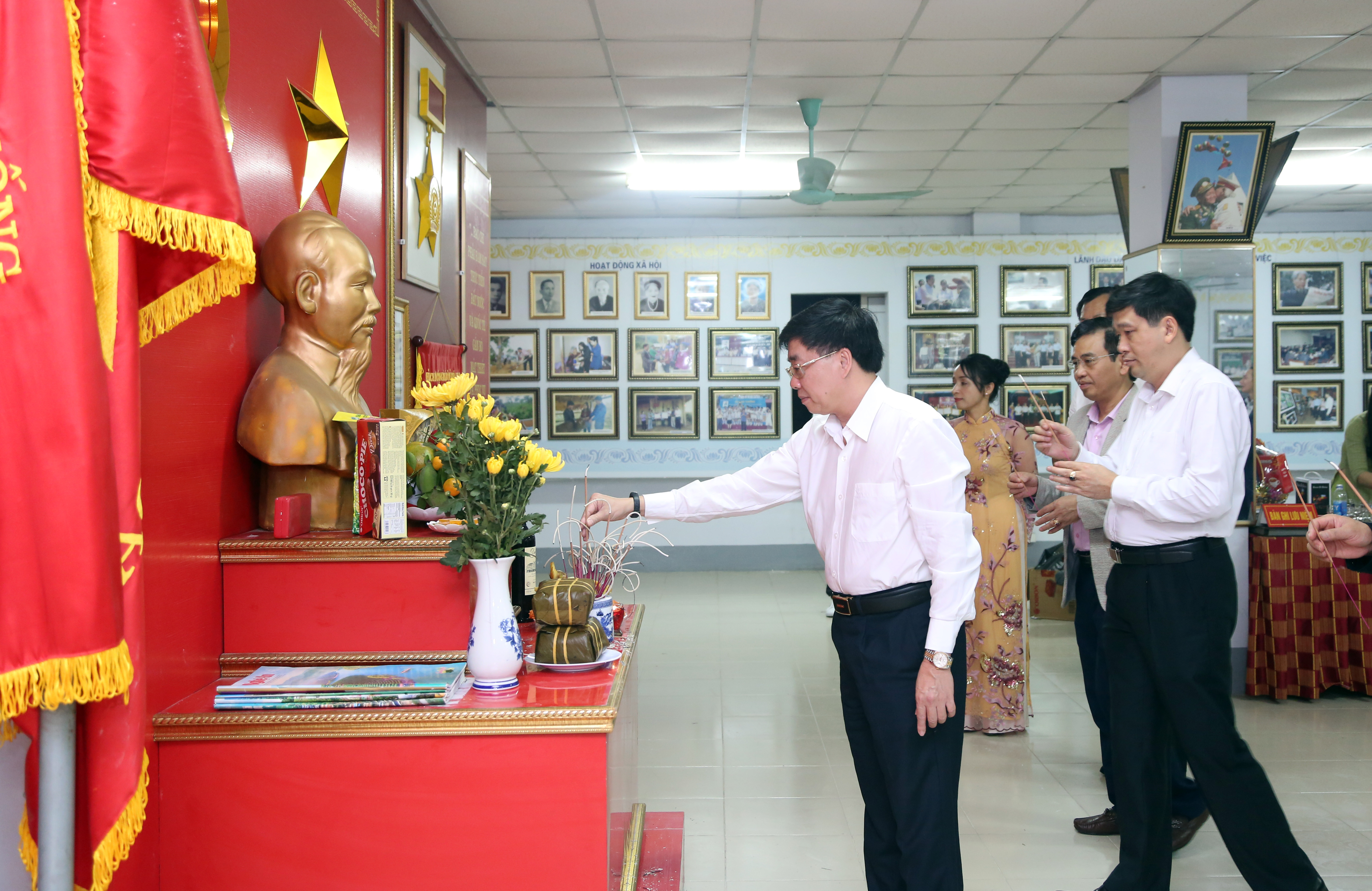 _Phó Bí thư Tỉnh ủy Nguyễn Văn Thông dâng hương lên anh linh Chủ tịch Hồ Chí Minh tại Báo Nghệ An