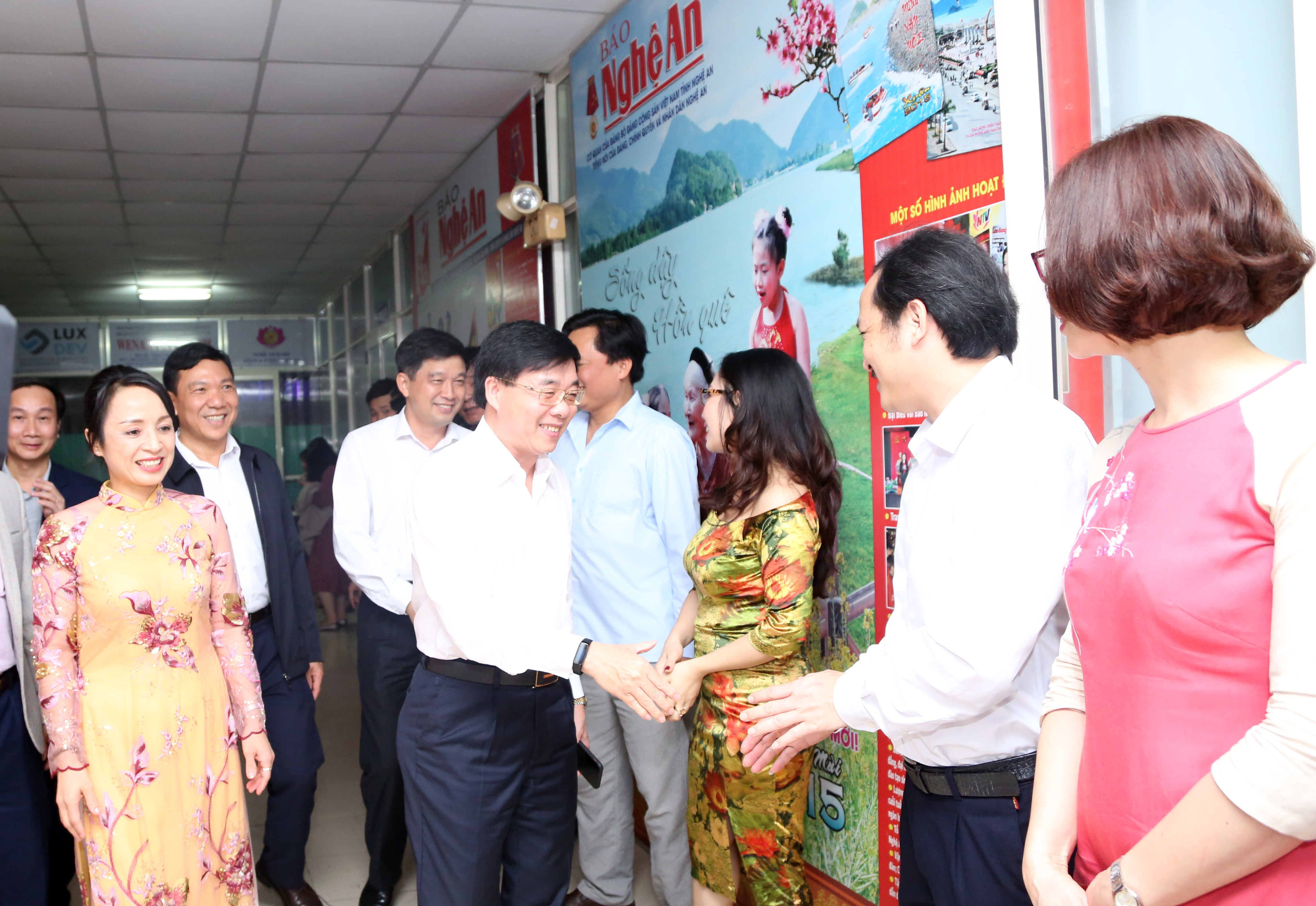 Đồng chí Nguyễn Văn Thông - Phó Bí thư Tỉnh ủy thăm, chúc Tết cán bộ, phóng viên, nhân viên Báo Nghệ An trong đêm Giao thừa.