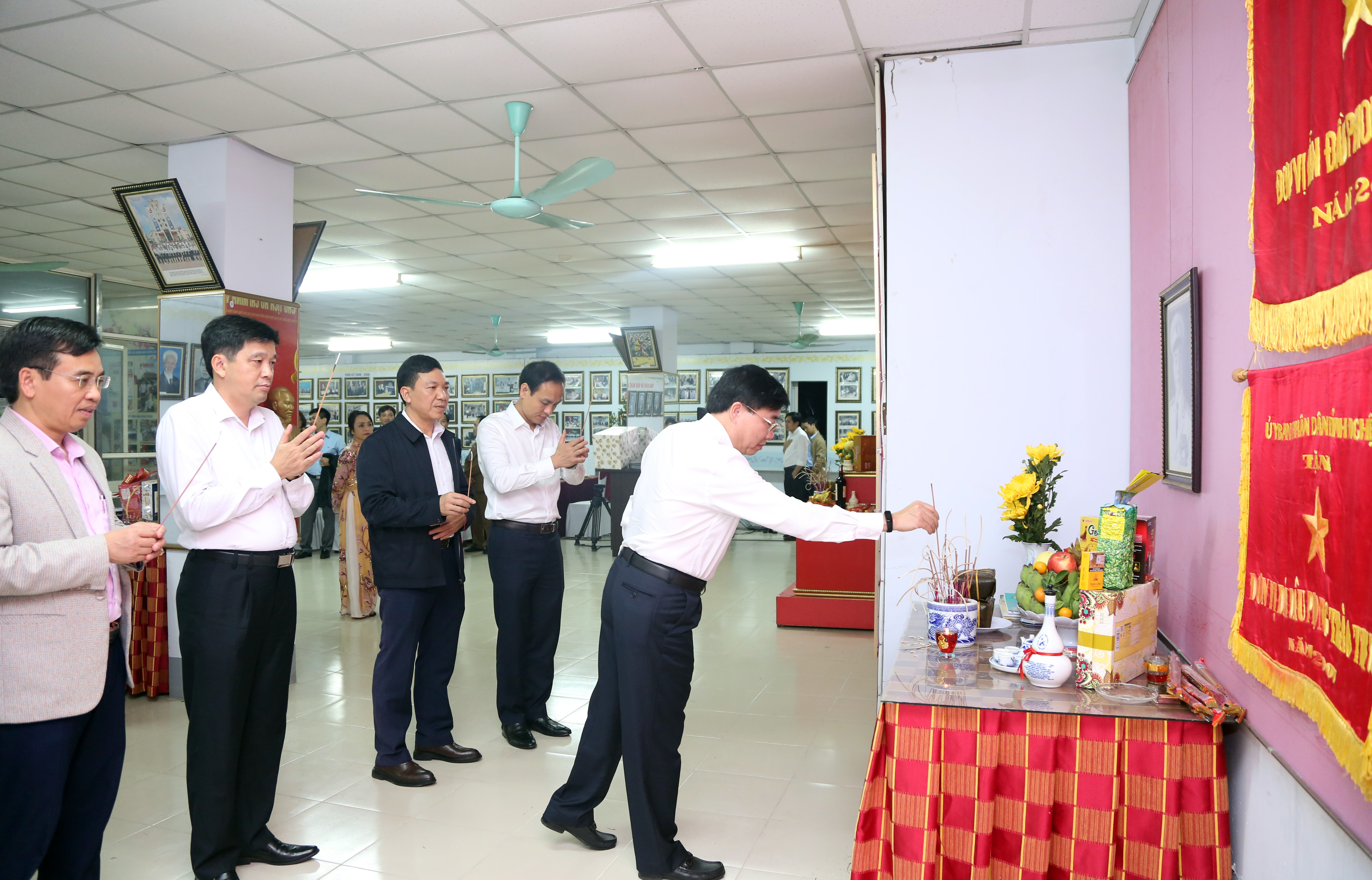 Đồng chí Nguyễn Văn Thông và các đồng chí trong đoàn dâng hương tưởng niệm Đại tướng Võ Nguyên Giáp. Ảnh: Đào Tuấn 