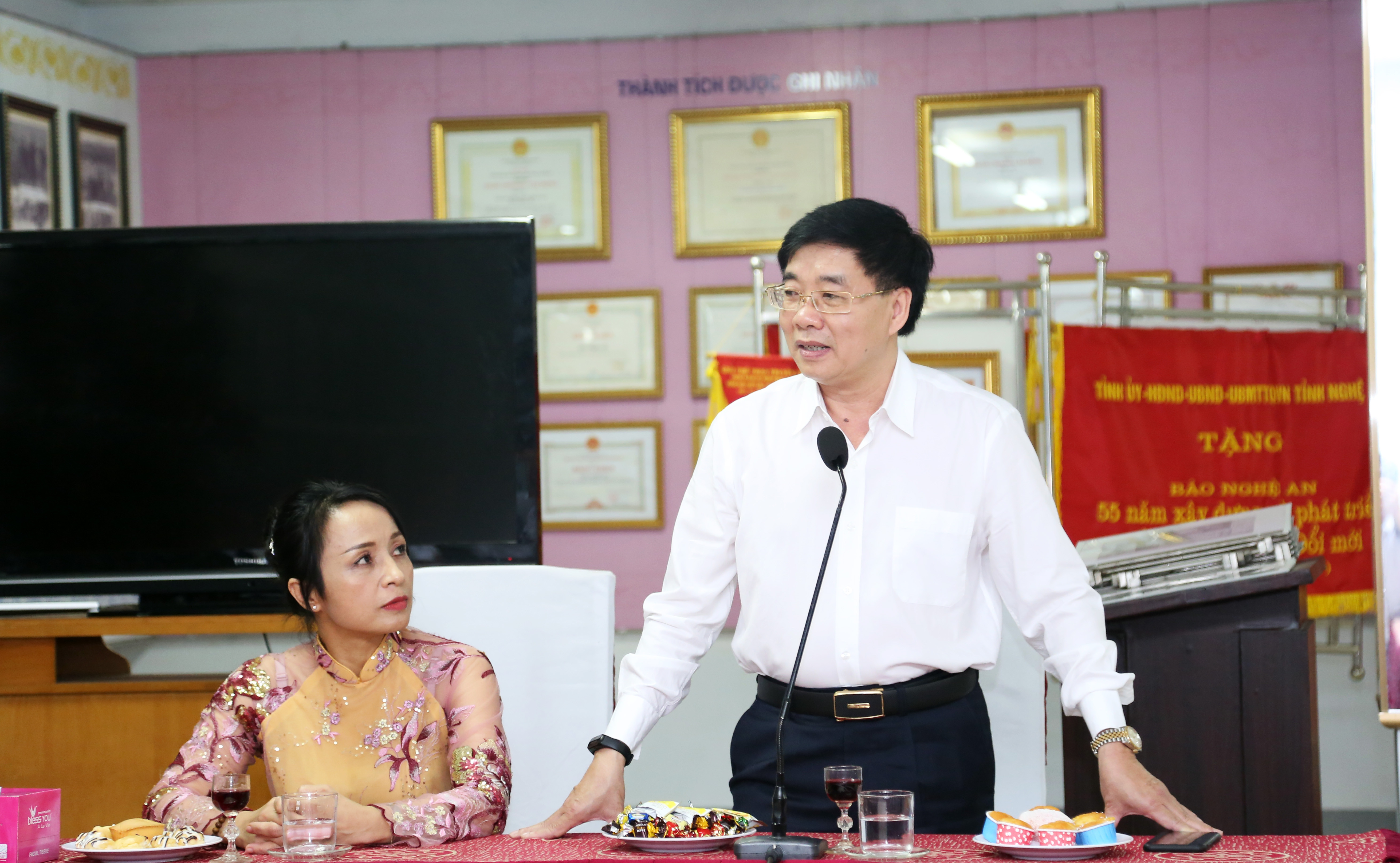 Trò chuyện với cán bộ, phóng viên, nhân viên Báo Nghệ An, đồng chí Nguyễn Văn Thông mong muốn đơn vị tiếp tục giữ vững lá cờ đầu trong lĩnh vực thông tin tuyên truyền, không ngừng đổi mới 