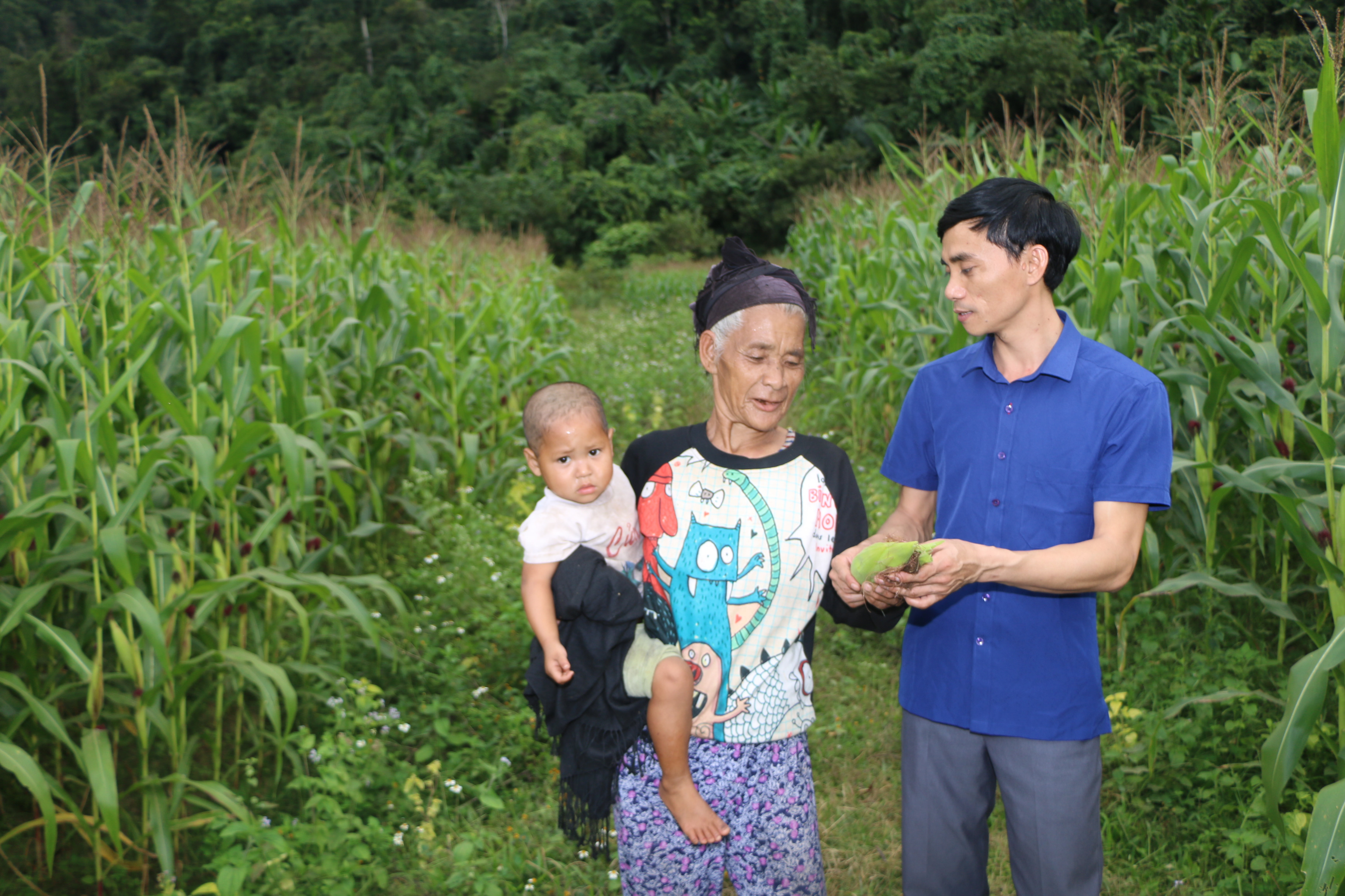 Cán bộ nông nghiệp xã Thạch Ngàn hướng dẫn người dân Đan Lai kỹ thuật trồng ngô cho năng suất cao. Ảnh: K.L