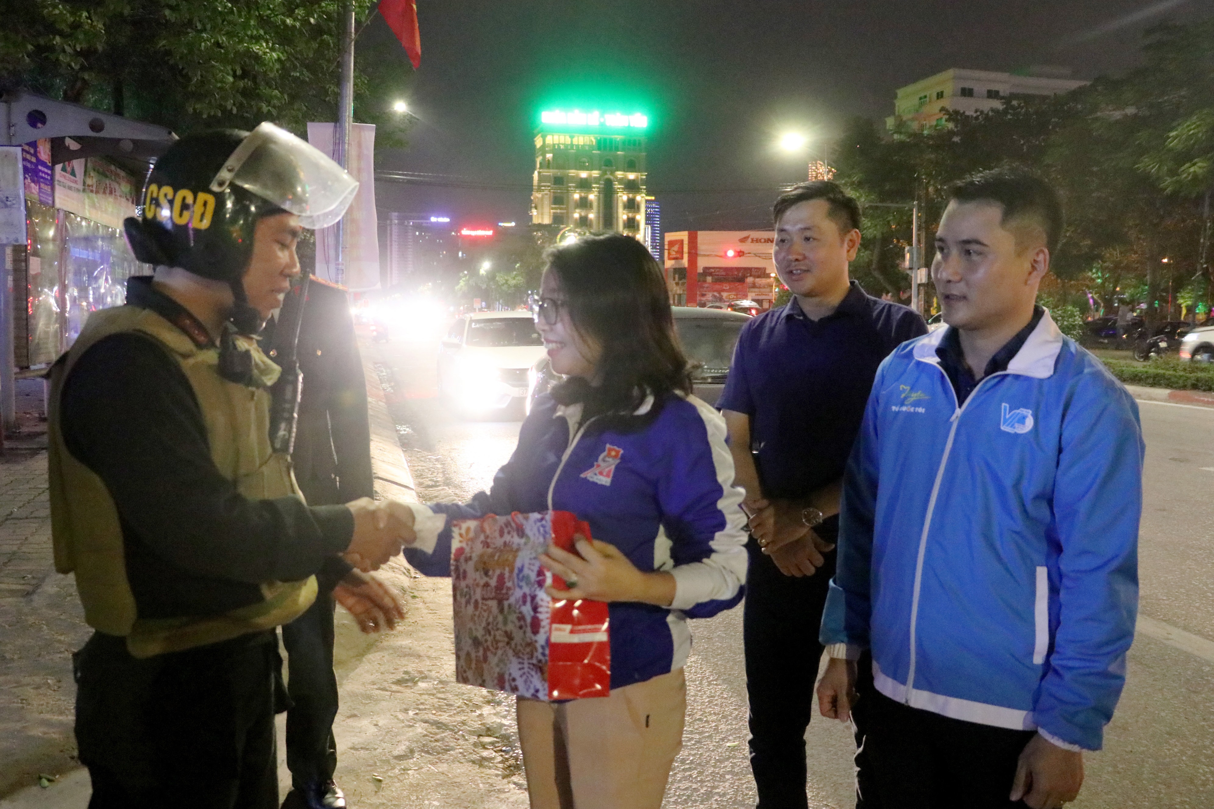 Tỉnh đoàn thăm và tặng quà động viên các Chiến sỹ cảnh sát cơ động. Ảnh: Phương Thúy