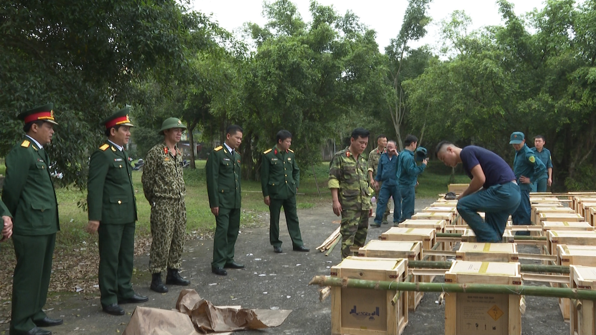 Thượng tá Phan Đại Nghĩa, Phó chỉ huy trưởng, Tham mưu trưởng Bộ CHQS tỉnh kiểm tra công tác ghép nối và bảo đảm an toàn tại các trận địa.