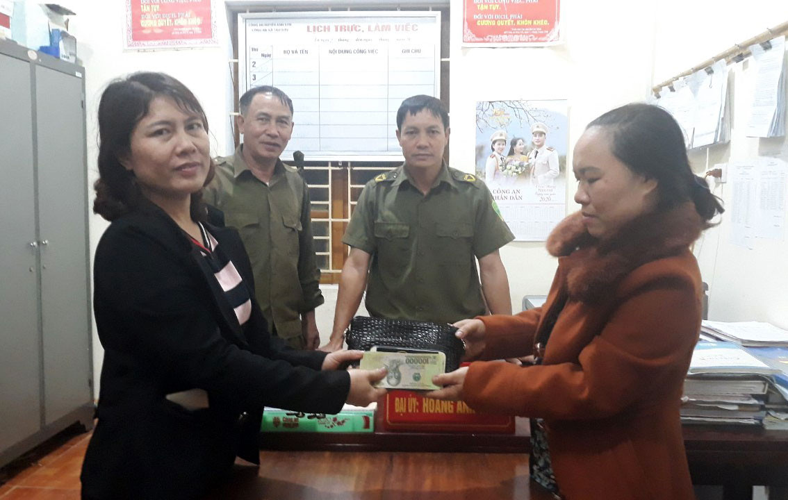 Cô giáo Đào Thị Hoài trả lại tài sản tại trụ sở công an xã cho người đánh mất.