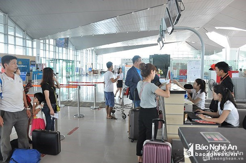 Hành khách làm thủ tục tại sân bay Vinh.