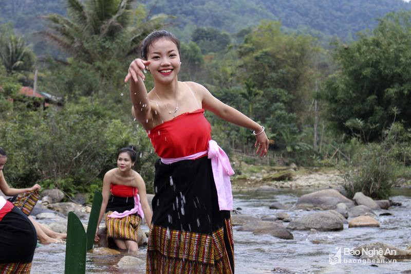 Thiếu nữ Thái duyên dáng trong trang phục truyền thống đã được cách điệu. Ảnh: Đình Tuân
